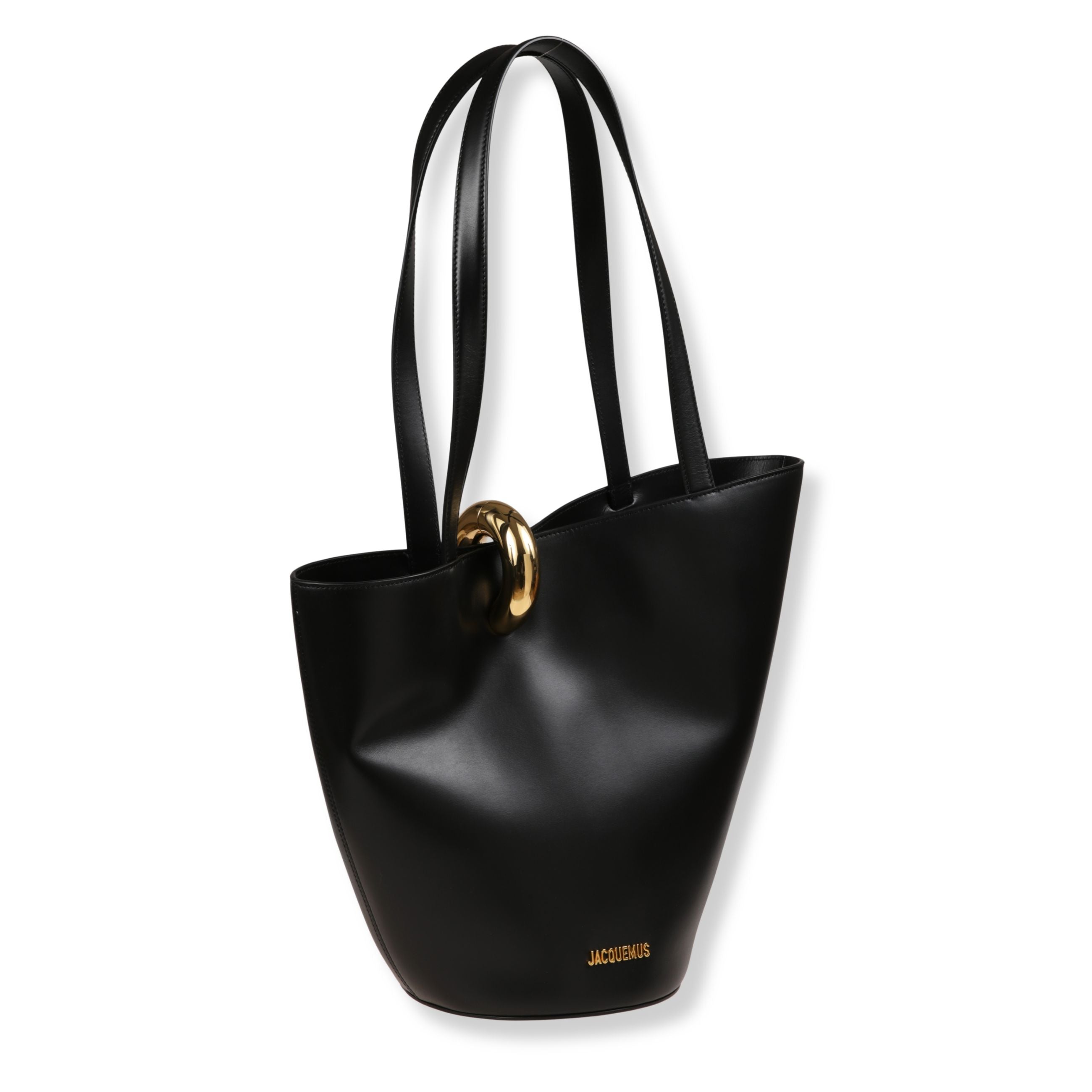 Le bambola moyen jacquemus. struttura rigida in pelle liscia. chiusura superiore con patta, decorata con una sfera e cubo in metallo dorato ai lati. dotata di tracolla con catenina metallica dorata.