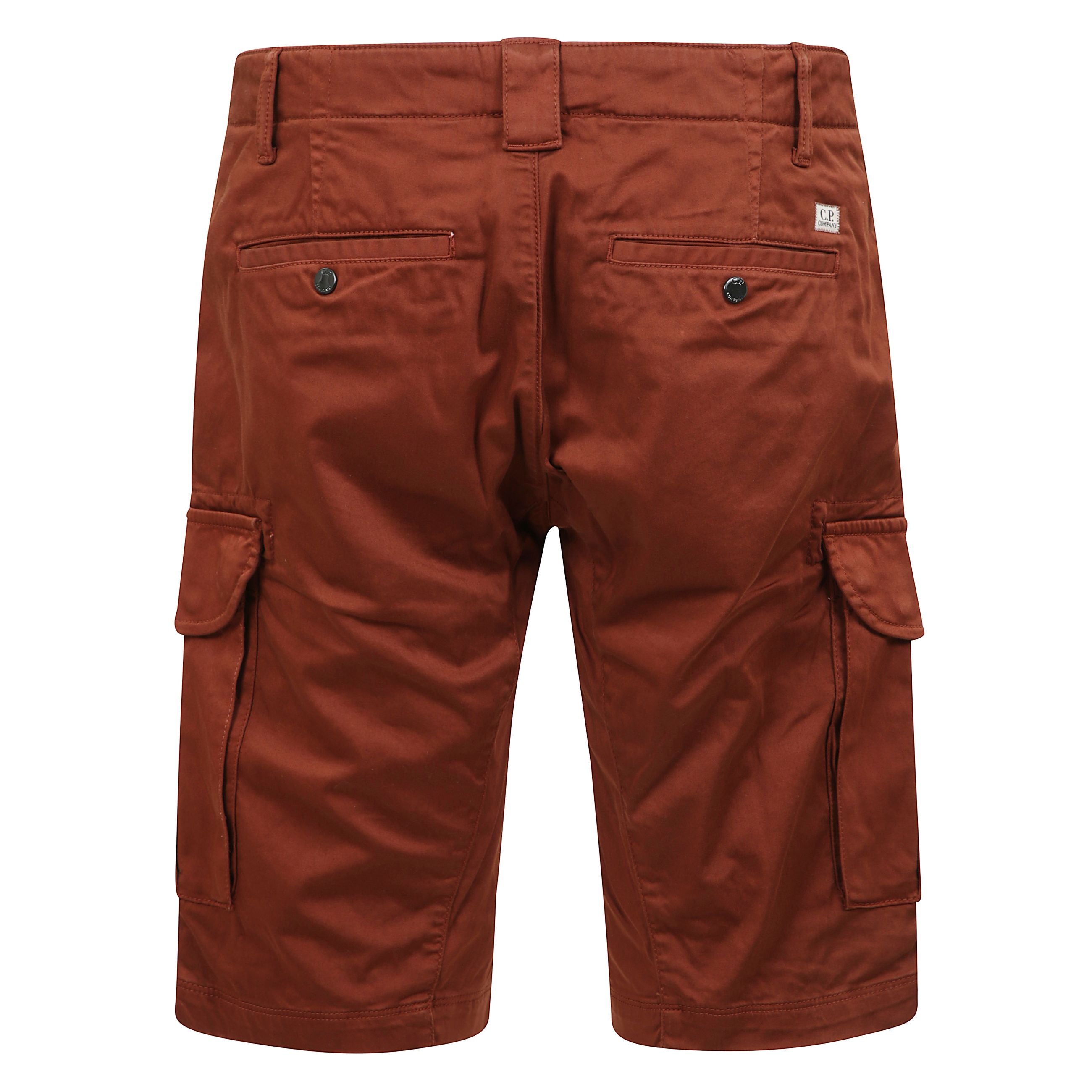 C. p. company pantaloncini realizzati in stretch sateen, cotone elasticizzato opaco, con pratiche tasche cargo e passanti.