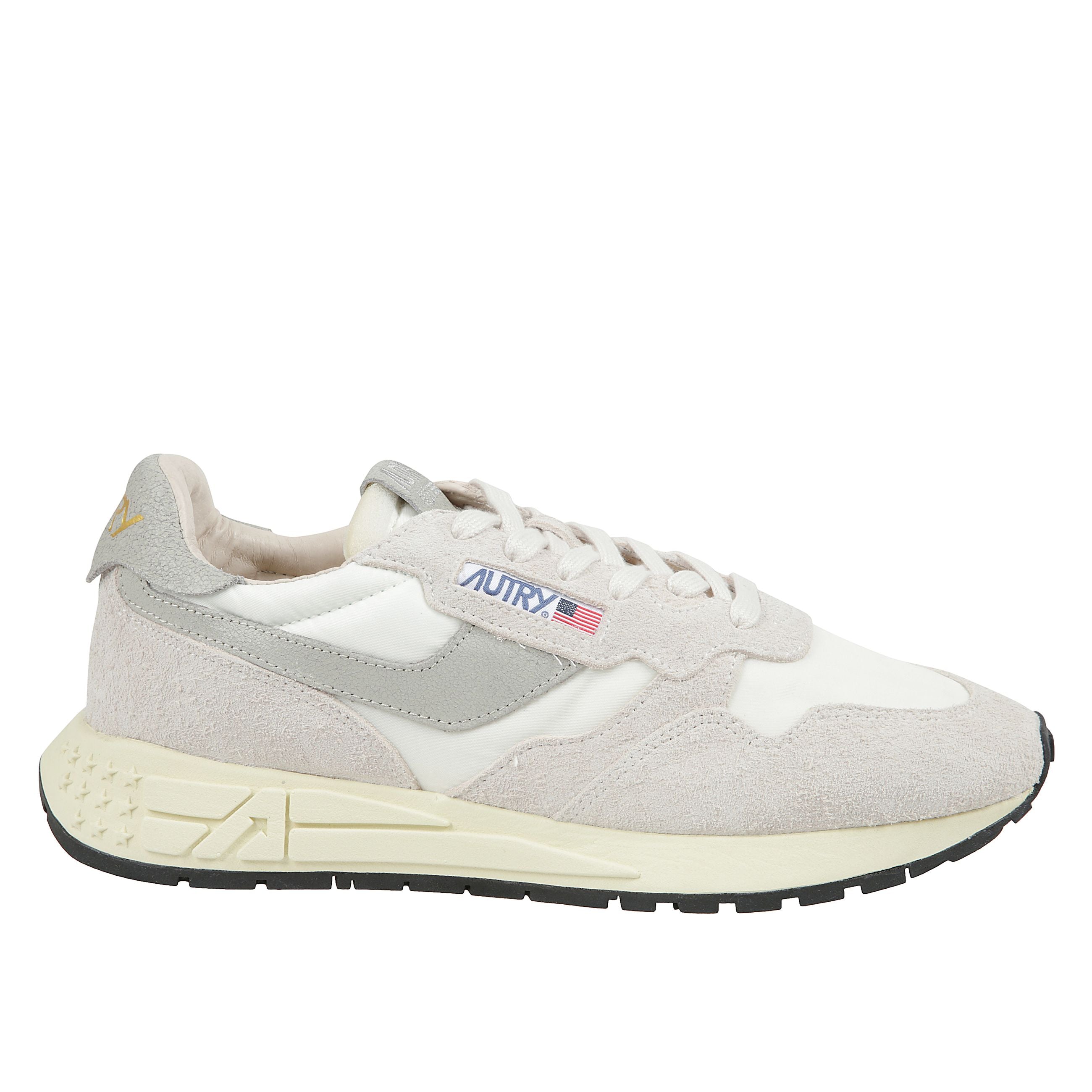 Innovativa, leggera ed estremamente flessibile, reelwind è la sneakers autry ispirata al mondo running. il modello da uomo è realizzato in un mix di suede e nylon bianco con l'applicazione sui lati in pelle bianca.
progettata per un lifestyle dinamico,