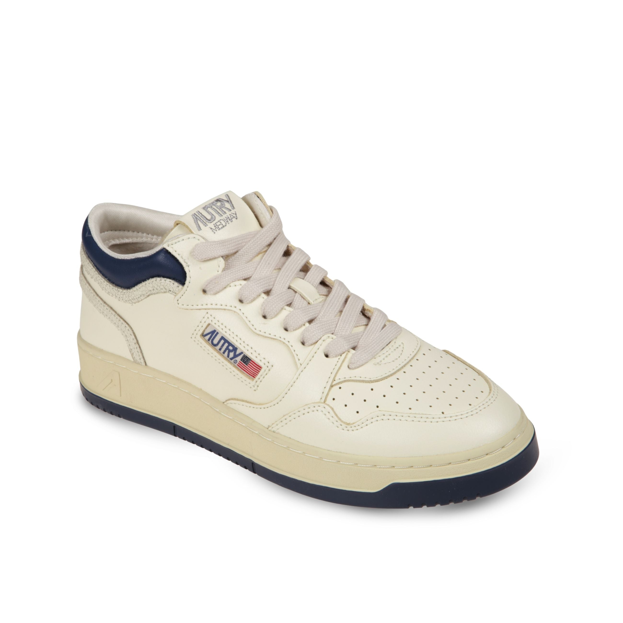 Sneakers autry med-way. modello in pelle con microfori sul davanti ed inserti in pelle a contrasto su suola e talloncino.