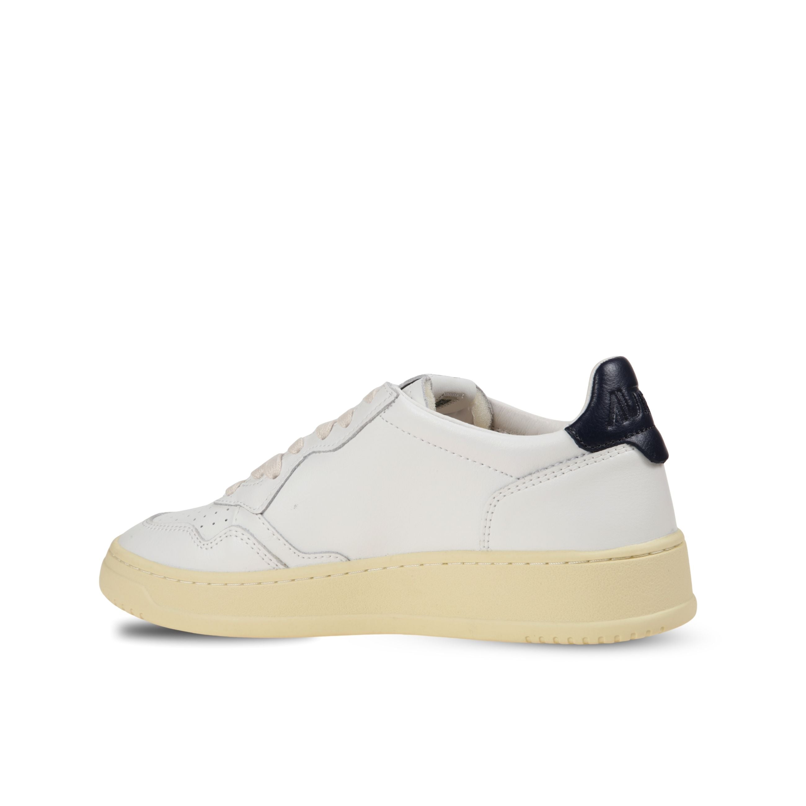 Sneakers autry medalist low. design in pelle con microfori sul davanti. talloncino in pelle a contrasto.