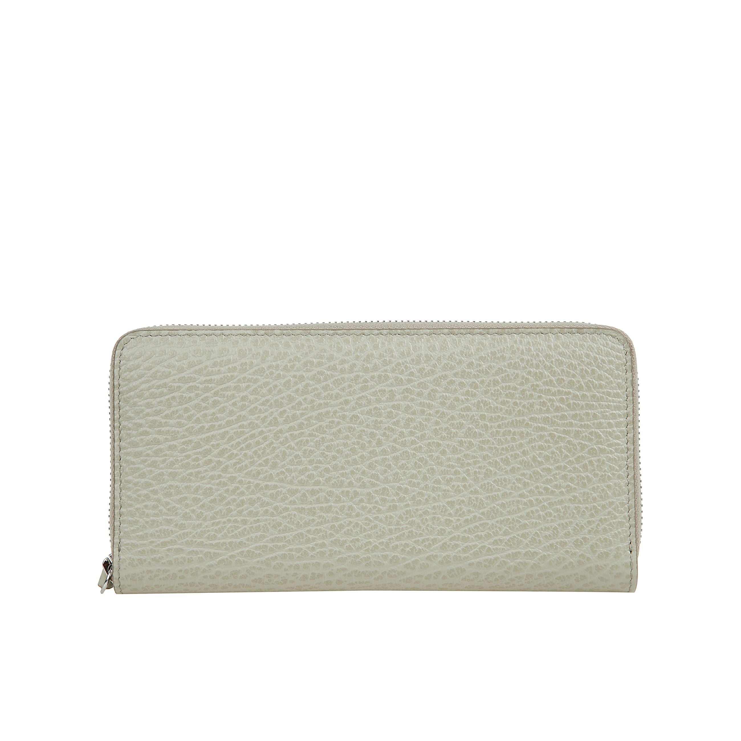 Realizzato in pelle sgranata goffrata, il portafoglio con cerniera ha un portamonete interno con zip e porta carte, con logo numerico interno. la firma di maison margiela, i quattro punti, appaiono sul retro l'opposto di un'etichetta.