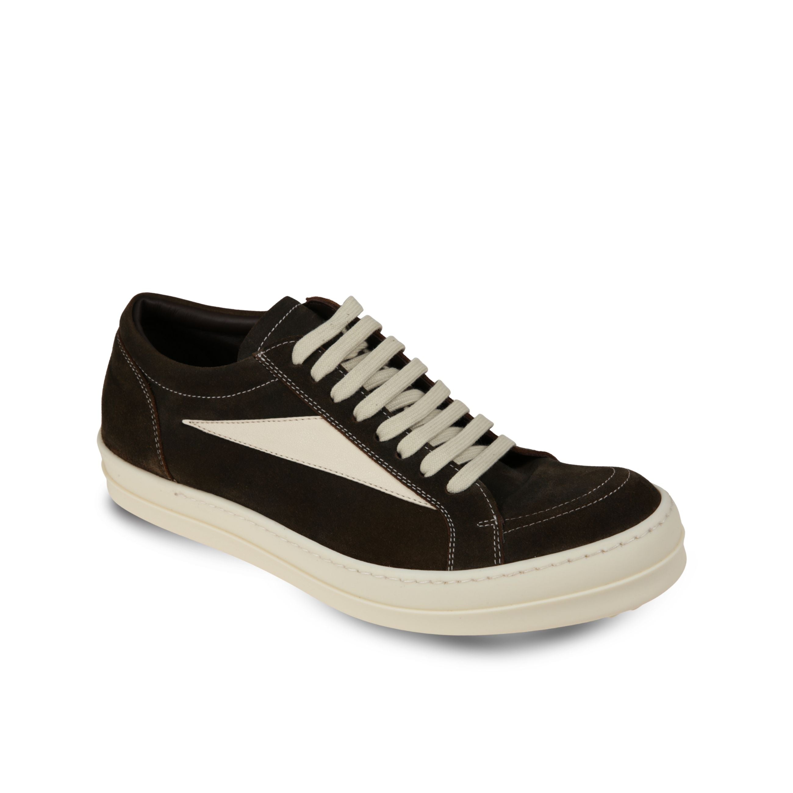 Sneakers rick owens. corpo in suede con inserti laterali in pelle e cuciture in contrasto a vista.