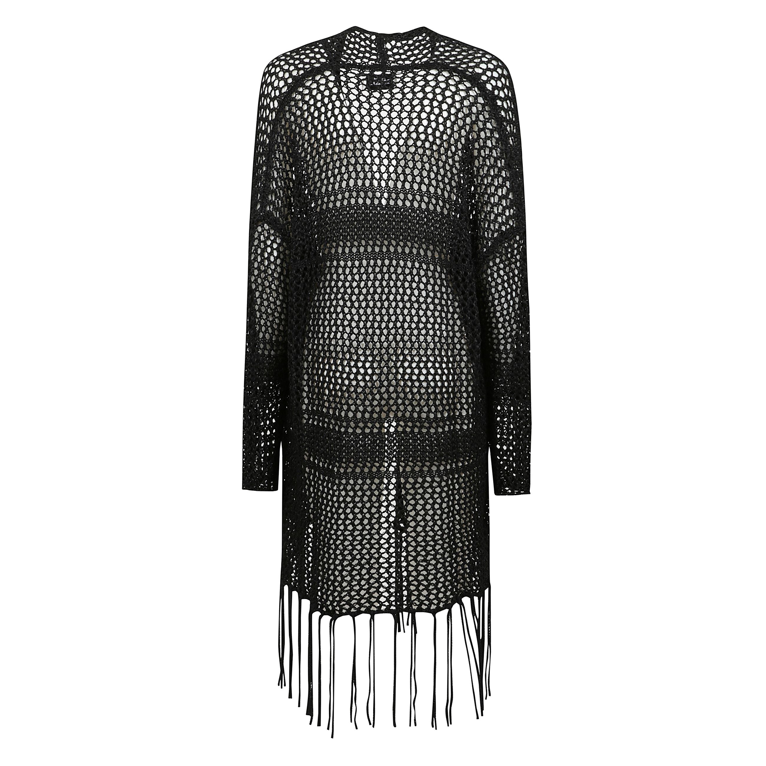 Cardigan realizzato in maglia caratterizzata da lavorazione in punto rete. presenta una silhouette oversize con spalle scese e frange che profilano il fondo.