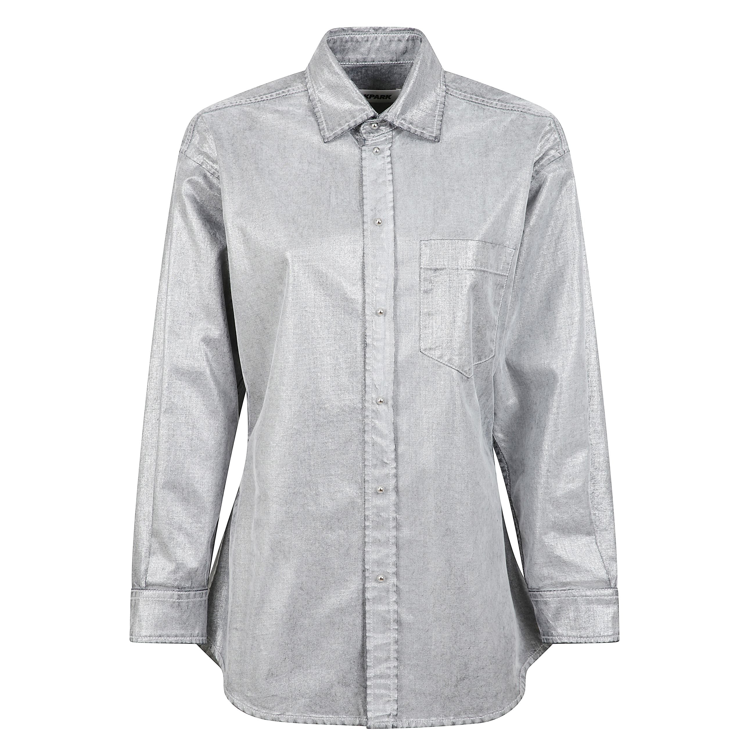 Camicia con finitura effetto laminato e orlo arrotondato. colletto classico, chiusura frontale e polsini con bottoni a pressione.