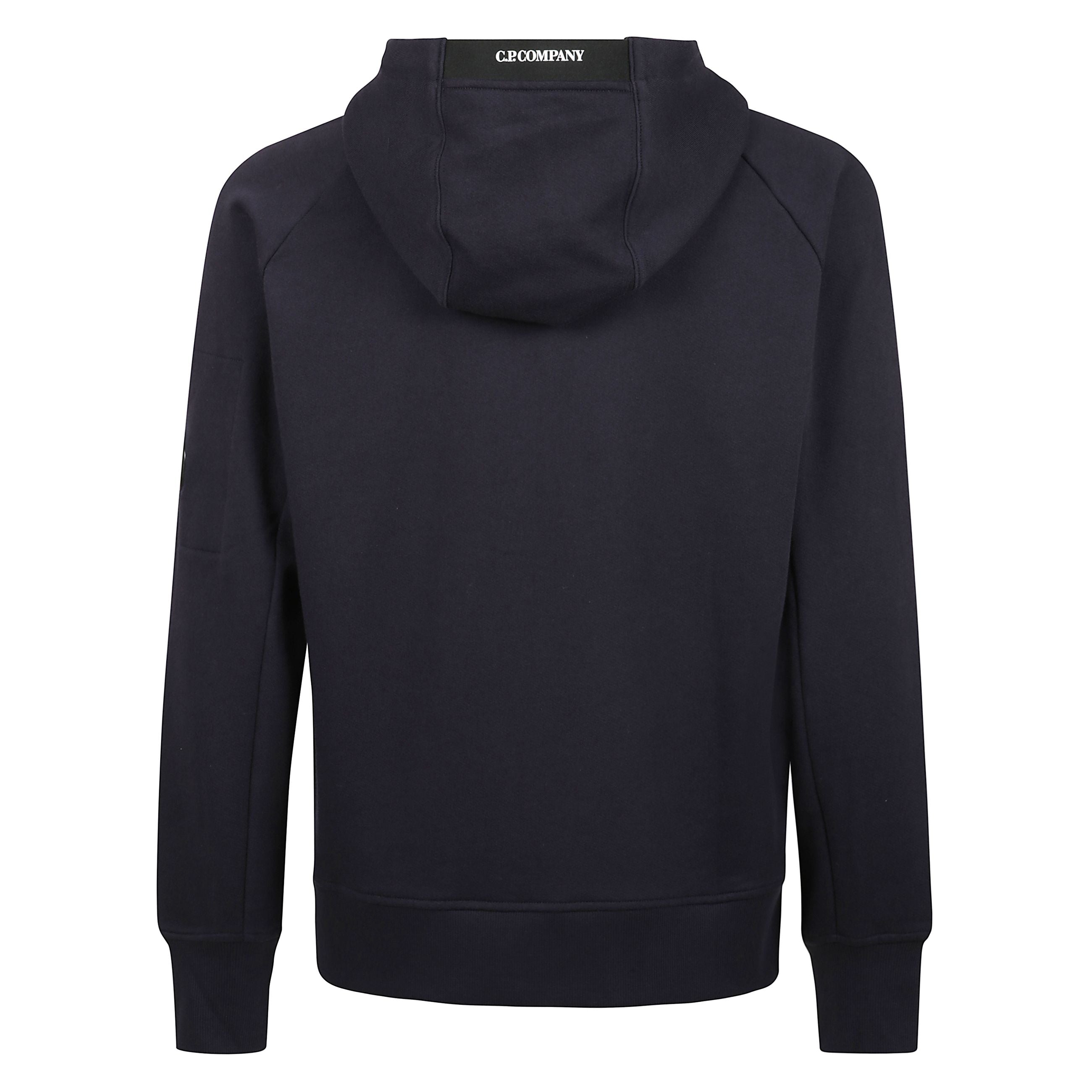 Felpa full zip con cappuccio regolabile e logo ricamato, realizzata in fleece di cotone smerigliato di peso medio con trama diagonale. dotata di taschino con lente, tasche laterali con zip, polsini e orlo a costine, in vestibilità regular fit.