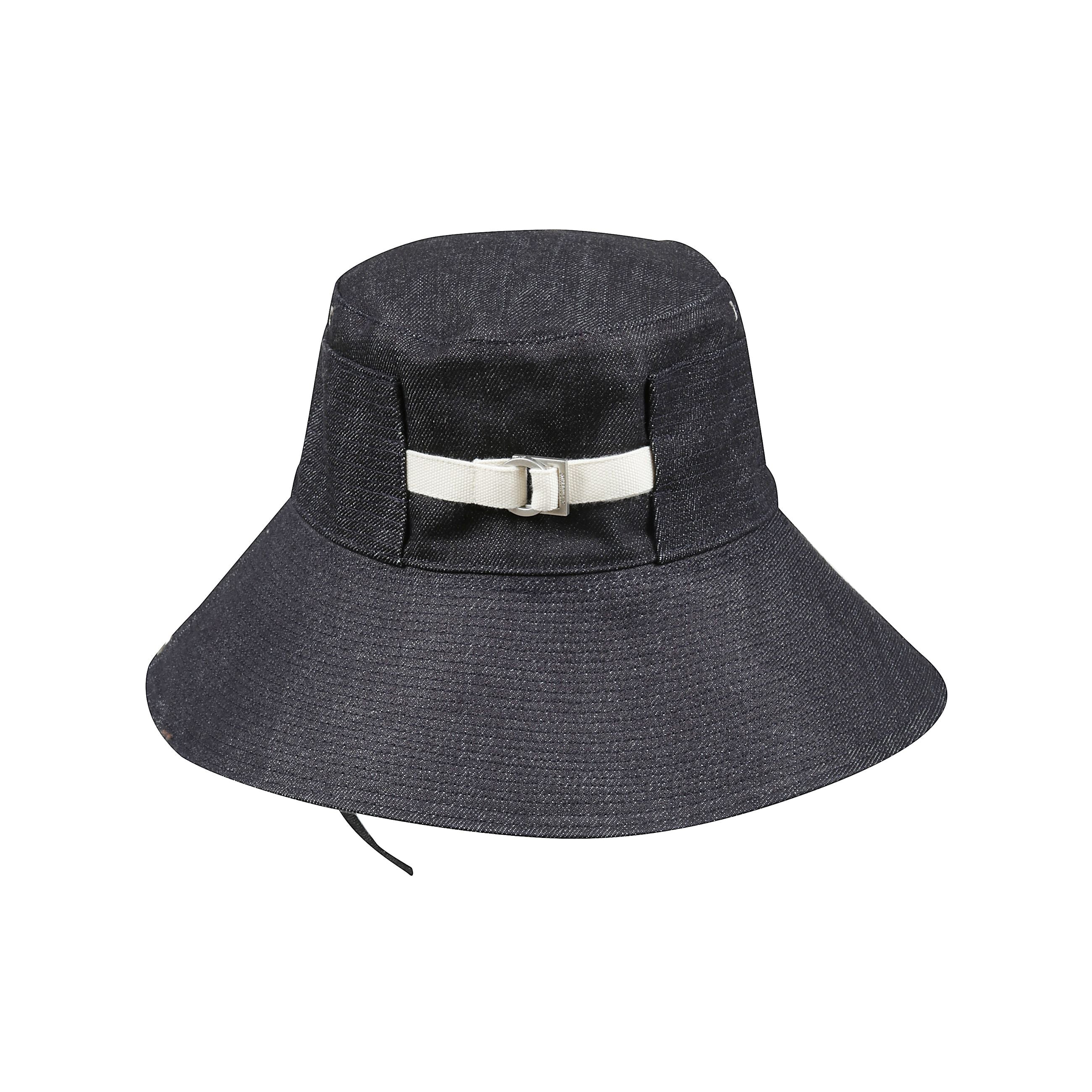 Le bob de-nimes cappello da pescatore in denim con cinturino lungo e regolabile, bottoni automatici laterali, coulisse a cerchio e quadrato sul retro e logo in metallo argentato