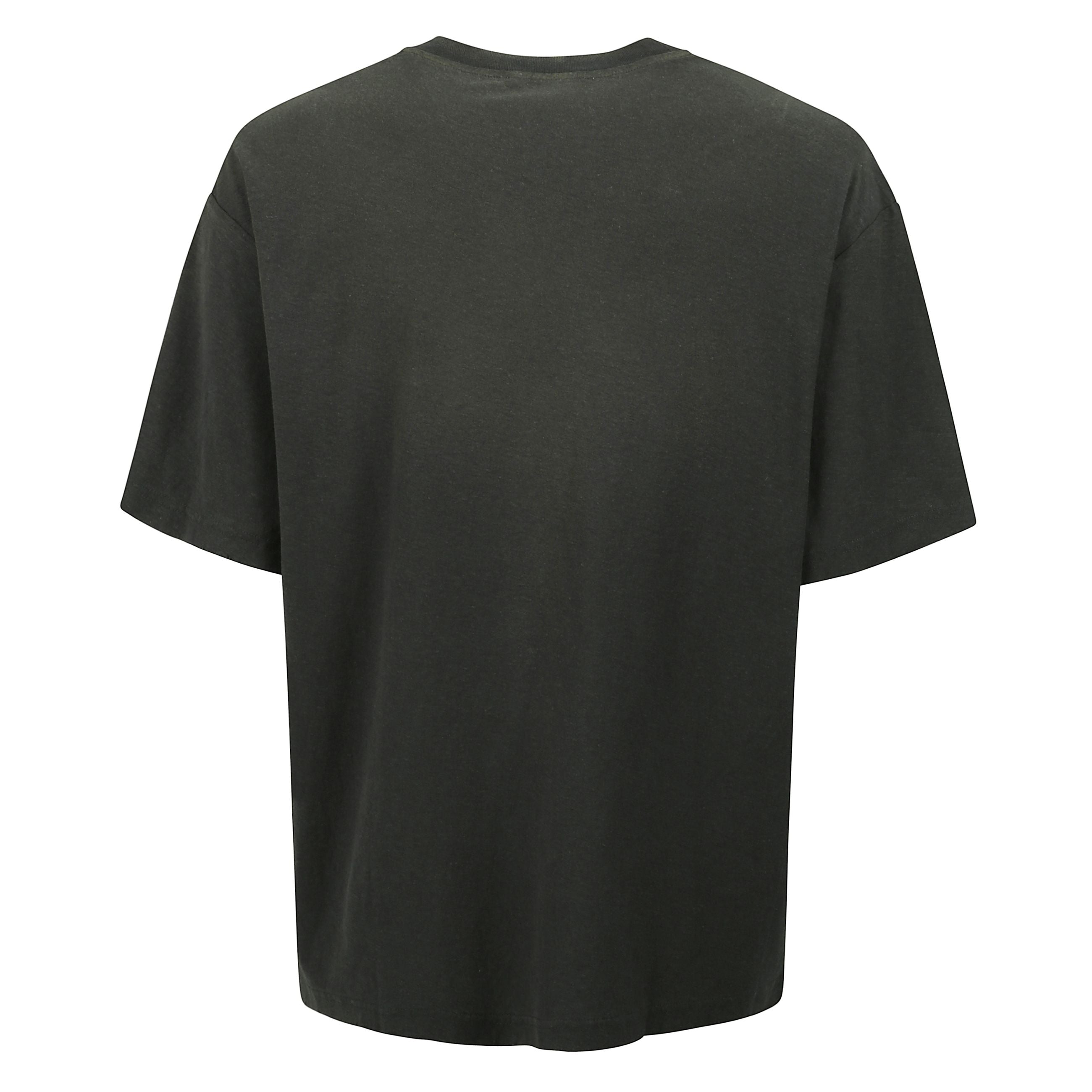 T-shirt a maniche corte con un forte richiamo urban-street. realizzata in morbido cotone, presenta un design essenziale con girocollo e spalle cadute. il logo stampato a contrasto sul petto aggiunge un tocco grafico di carattere, mentre lâorlo dritto co