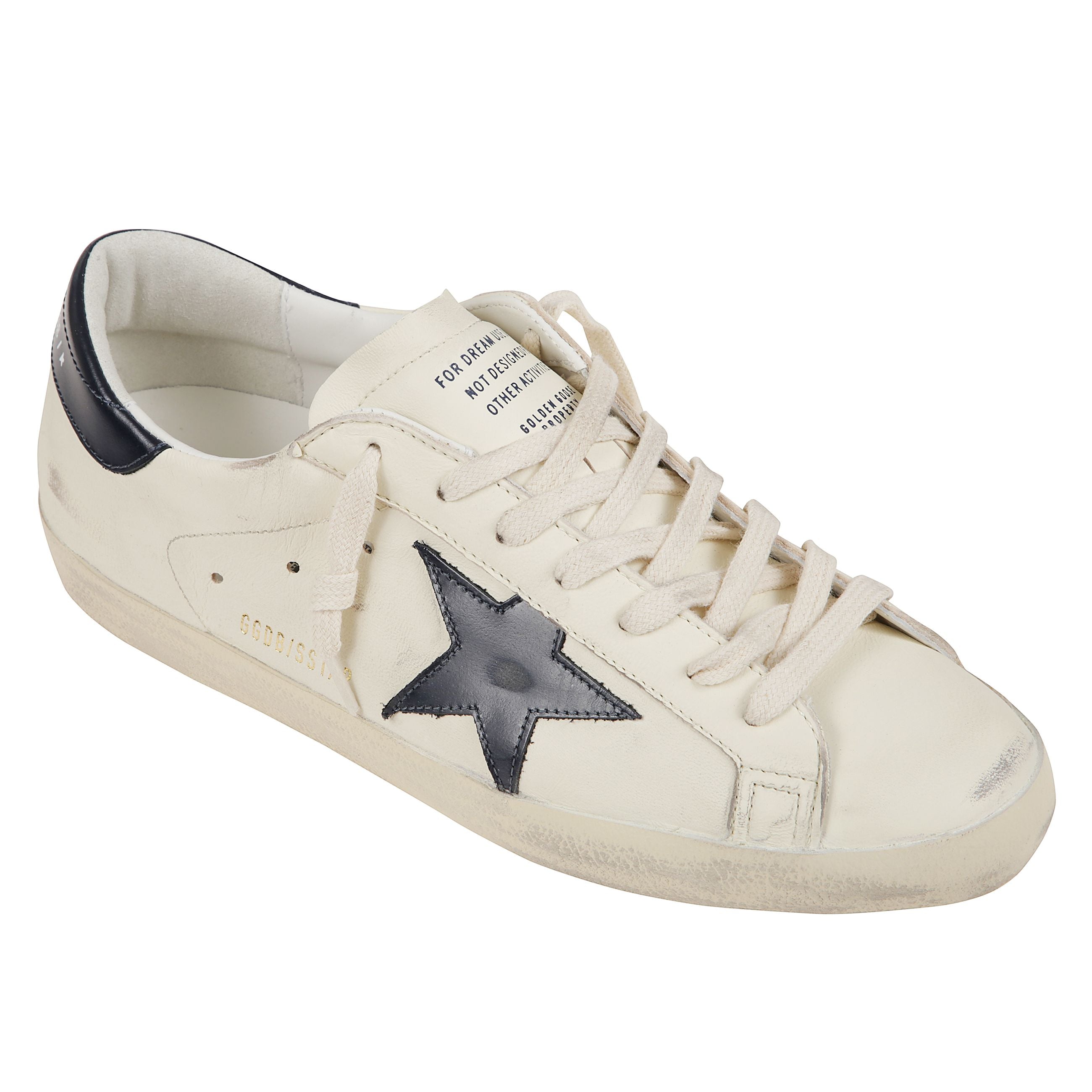 Sneaker in pelle liscia beige con lavorazione effetto vintage. suola in gomma e chiusura con lacci. patch a forma di stella applicata lateralmente e logo golden goose visibile. inserto a contrasto sul tallone.