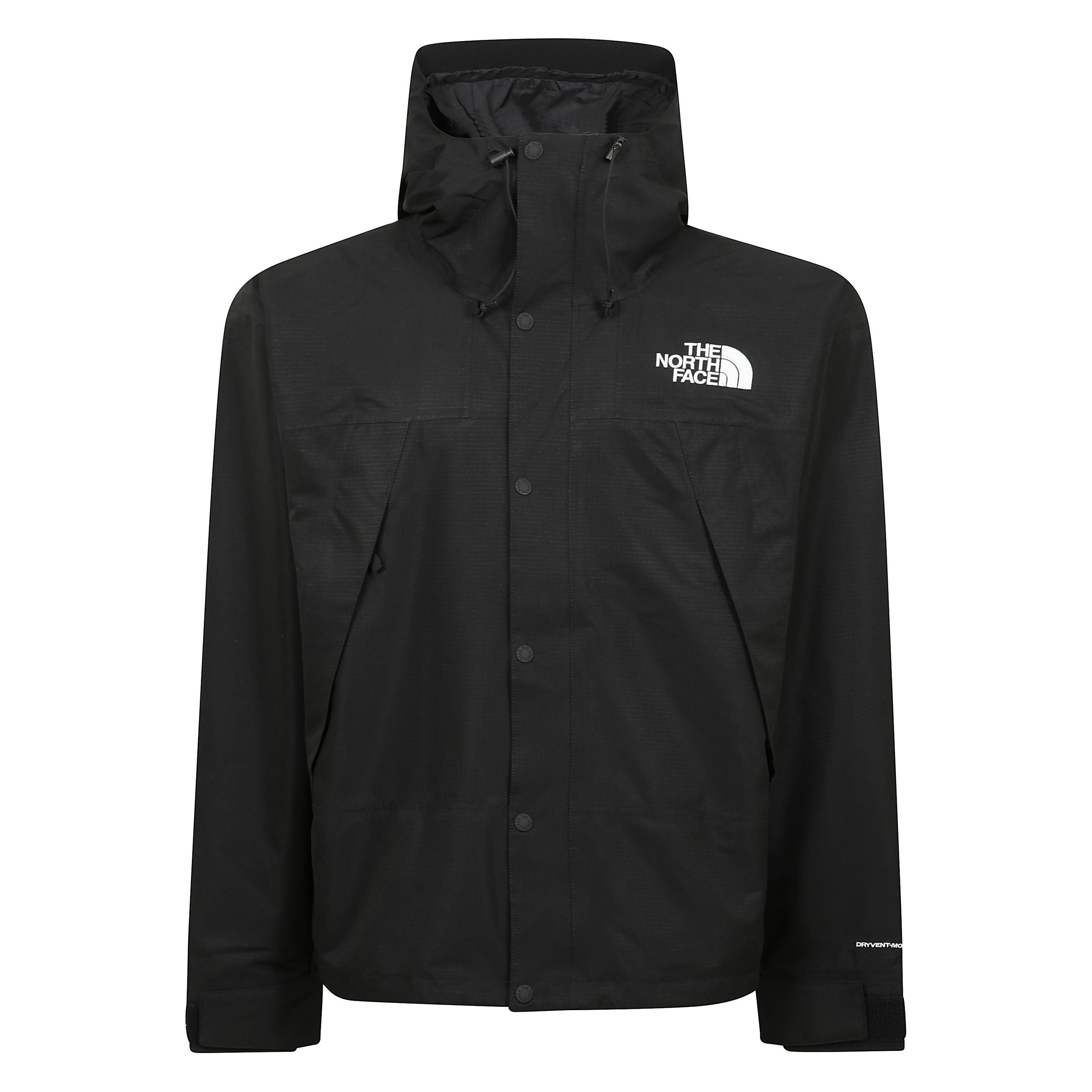 Giacca corta mountain mono dotata di caratteristiche tecniche da montagna per proteggerti dalle intemperie, pensata per la città .
realizzata in tessuto dryvent mono ad alte prestazioni con cuciture termosaldate. impermeabile contro pioggia e neve