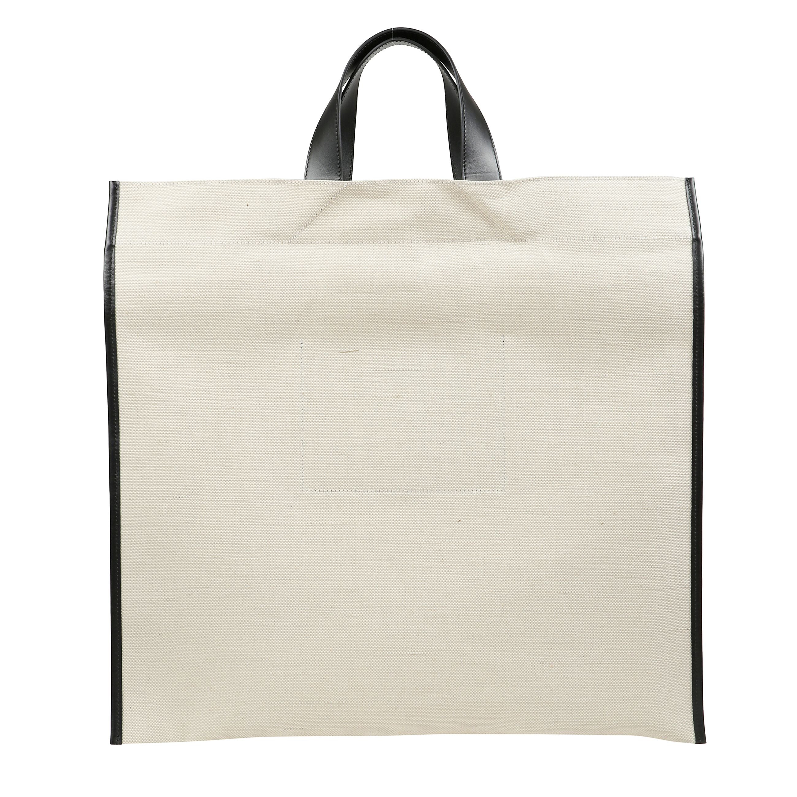 Borsa tote border book, misto cotone
tela, stampa con logo sul davanti, rifiniture in pelle
forma squadrata, parte superiore aperta, due manici piatti, design senza fodera, logo interno inciso
tasche interne applicate, scomparto unico