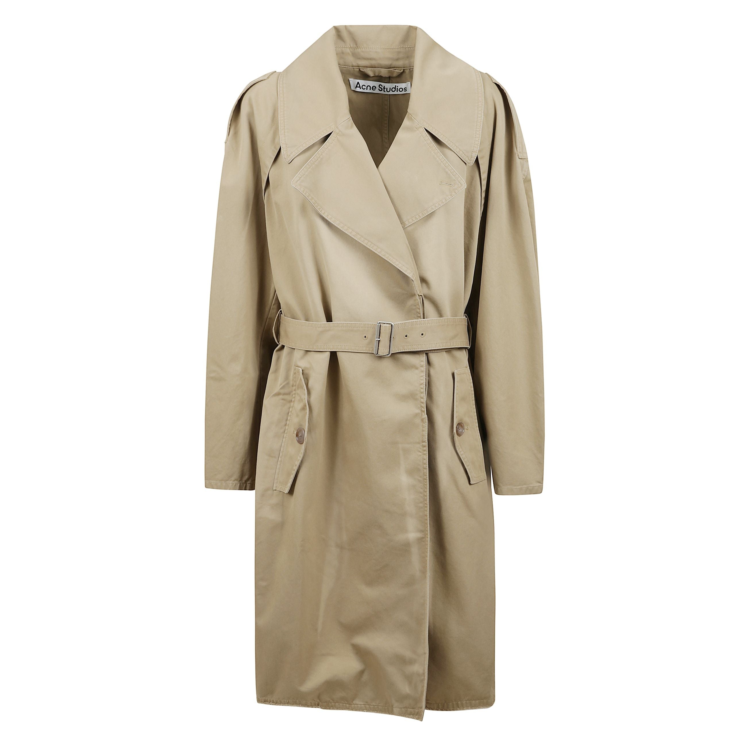 Cappotto con cintura realizzato in twill di cotone con finitura tinto in capo e logo acne studios toppa con al centro dietro. chiusura con bottoni e cintura. taglio a vestibilità regolare con spalle scese e lunghezza media.