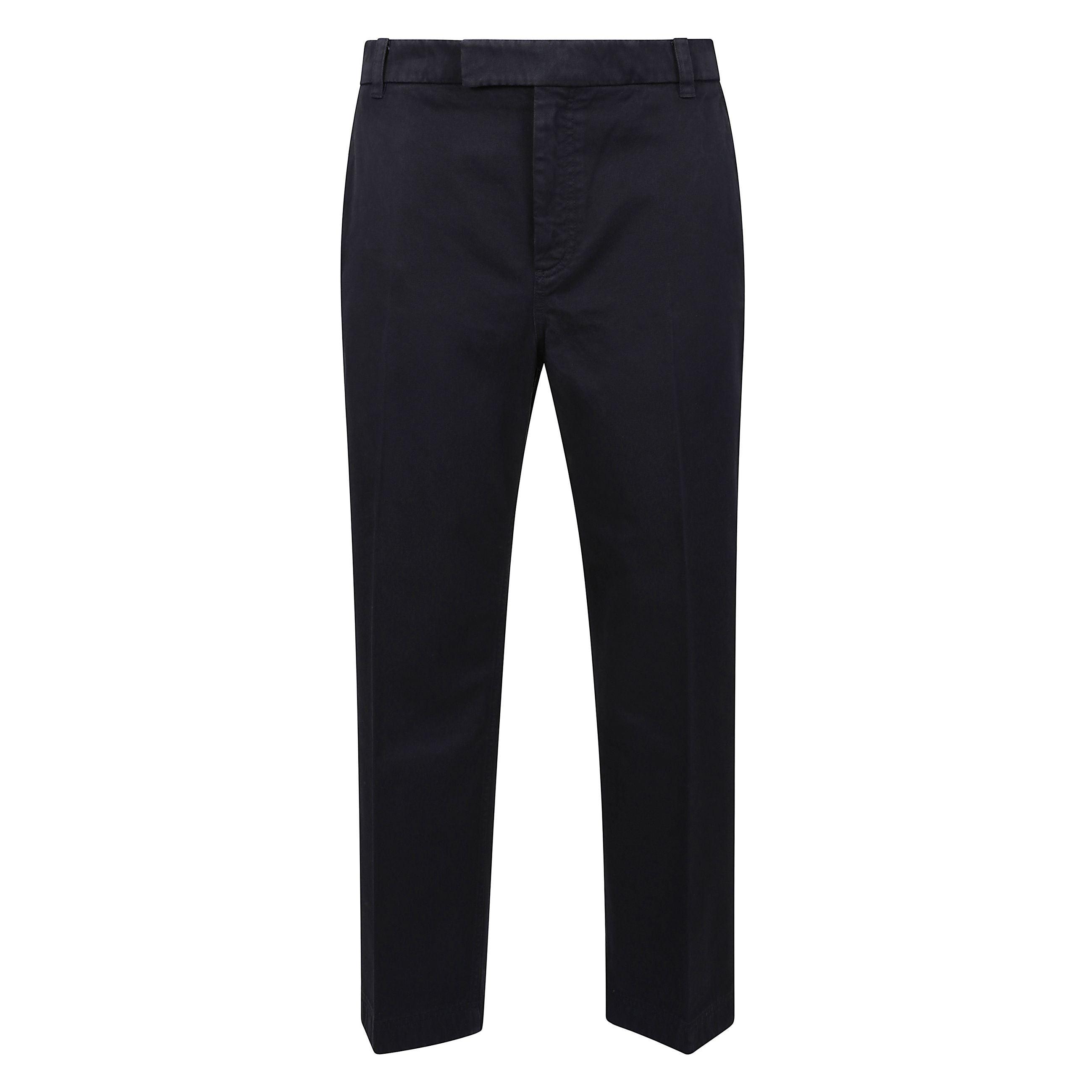 Un sofisticato pantalone con orlo accorciato che rende omaggio alla raffinata sartorialità di thom browne. tessuto di cotone traspirante è una celebrazione della stagione. chiusura anteriore della linguetta e tasche a filetto a bottoni sul retro.