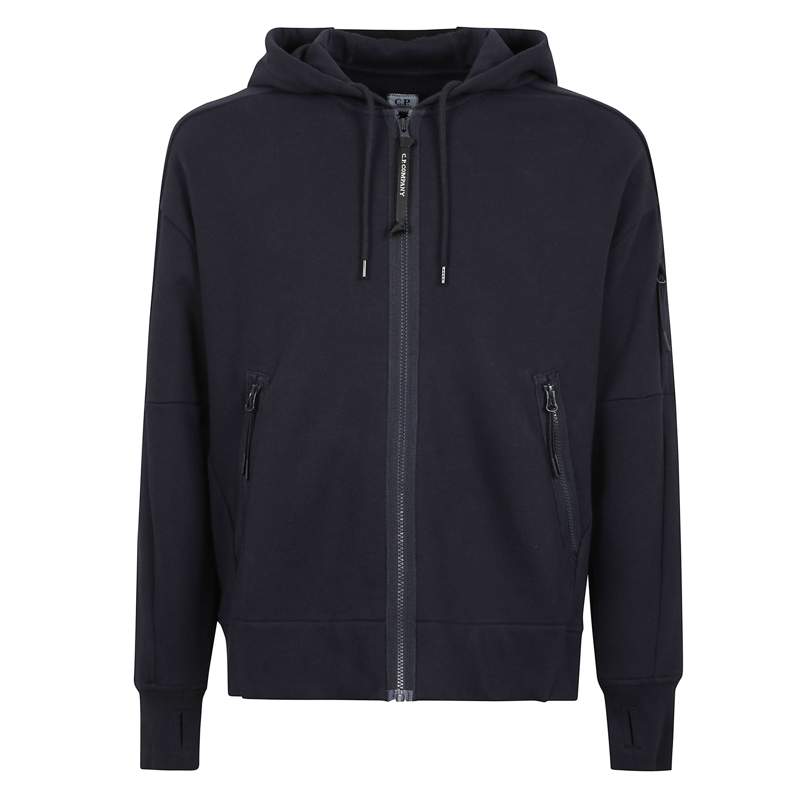 Felpa full zip con cappuccio regolabile e logo ricamato, realizzata in fleece di cotone smerigliato di peso medio con trama diagonale. dotata di taschino con lente, tasche laterali con zip, polsini e orlo a costine, in vestibilità regular fit.