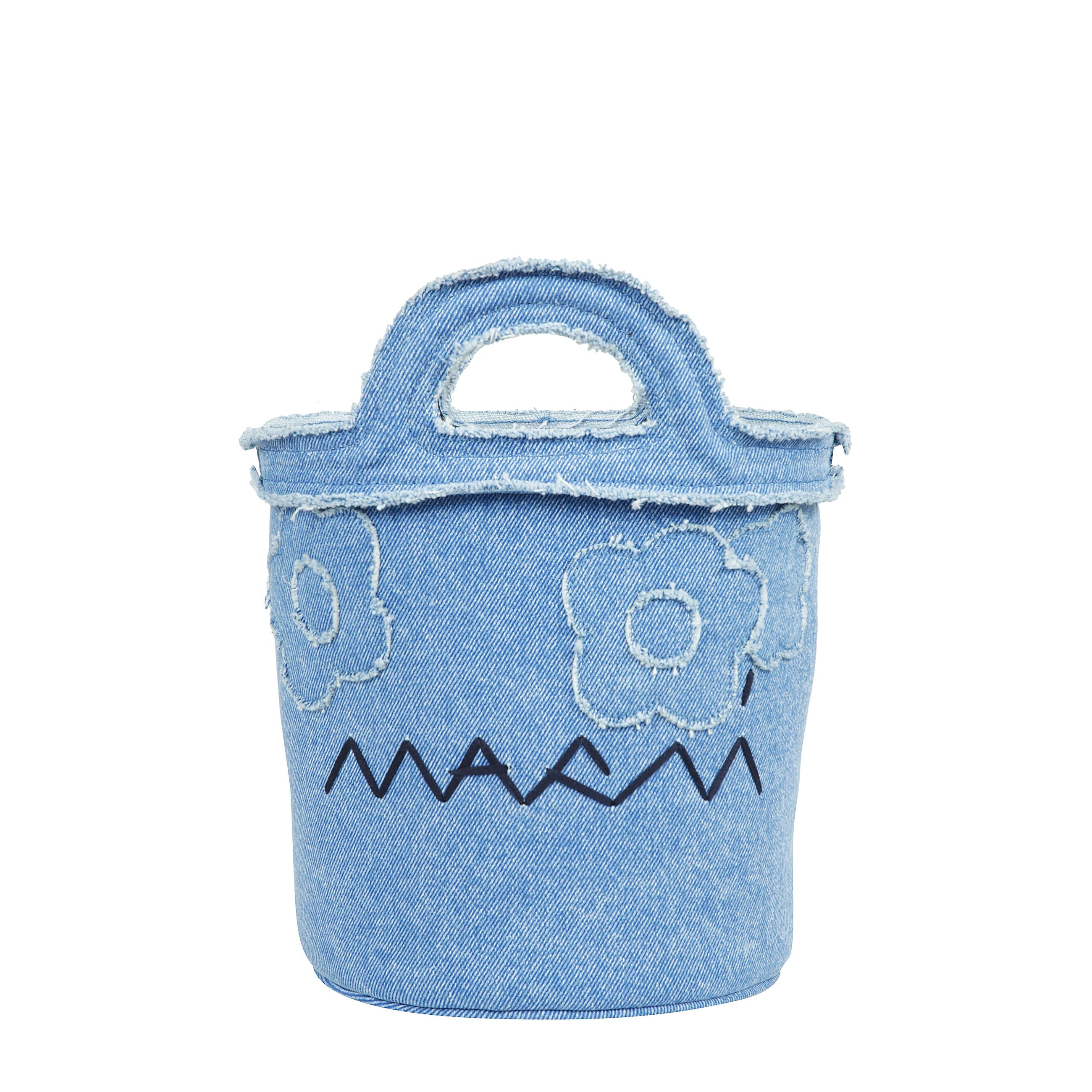 Borsa a secchiello realizzata in denim caratterizzata da logo ricamato a contrasto e ricami florali sulla parte frontale. ha due manici piatti in tessuto tonale e la tracolla amovibile regolabile in pelle, con chiusura mediante coulisse e l'interno fodera