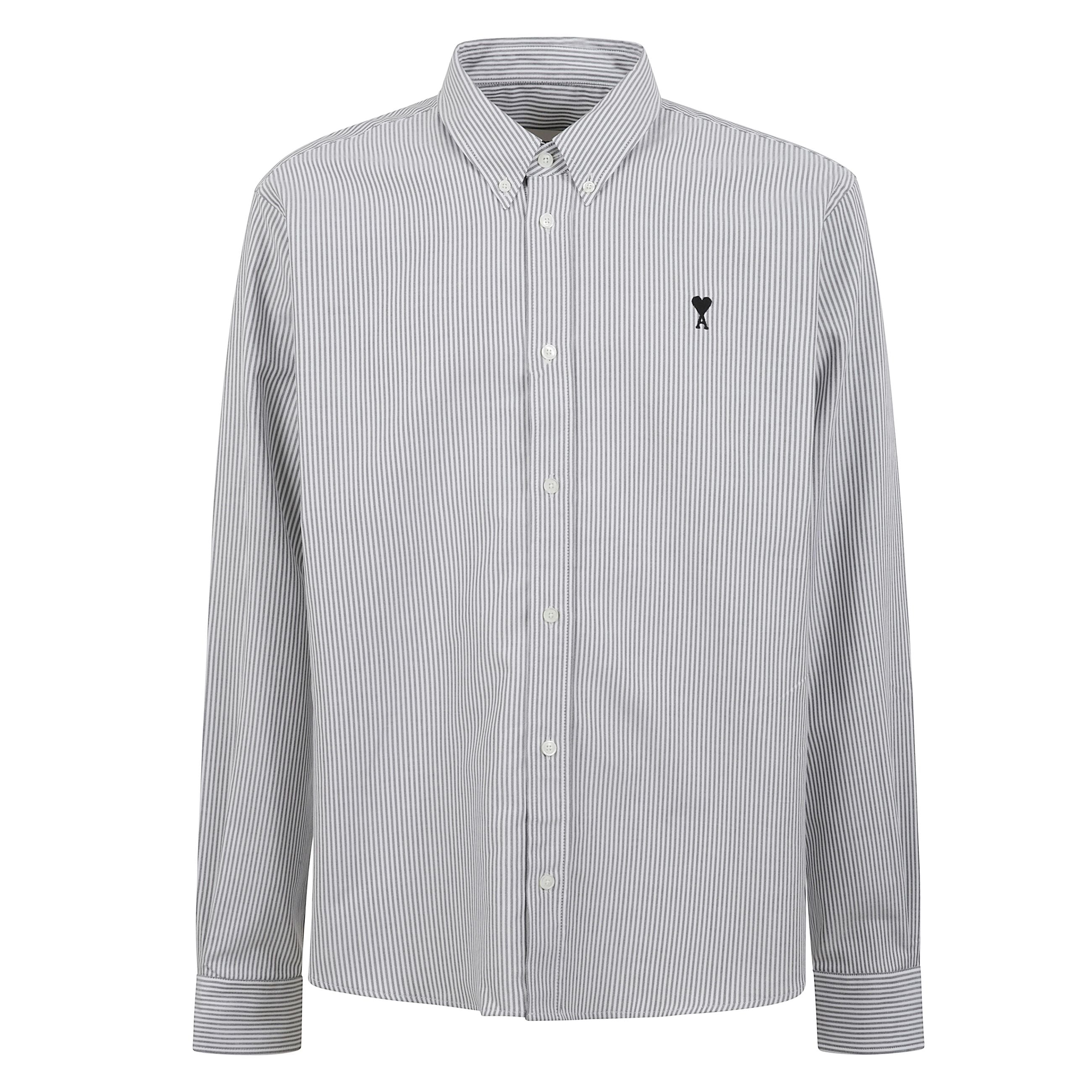 Camicia in cotone bianco con motivo a righe sottili, per un’eleganza fresca e senza tempo. il design presenta colletto button-down, maniche lunghe con polsini abbottonati e orlo arrotondato, per una vestibilità classica ma rilassata. sul petto il logo