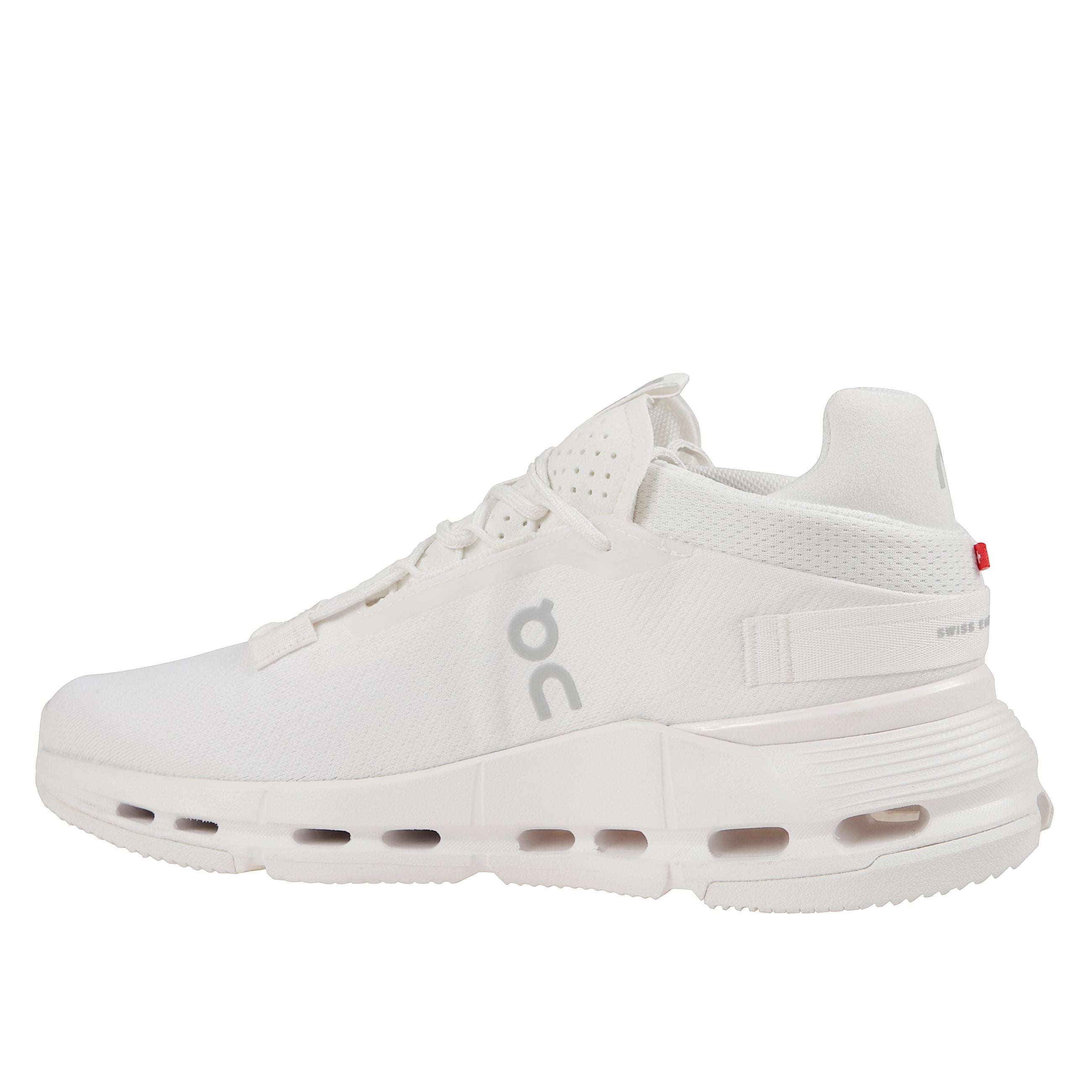 Scarpa leggera dal design originale e audace, con calzata confortevole e stabilità migliorata grazie alla speedboard® e al cuscinetto nel tallone, pensata per garantire velocità e supporto ottimali.