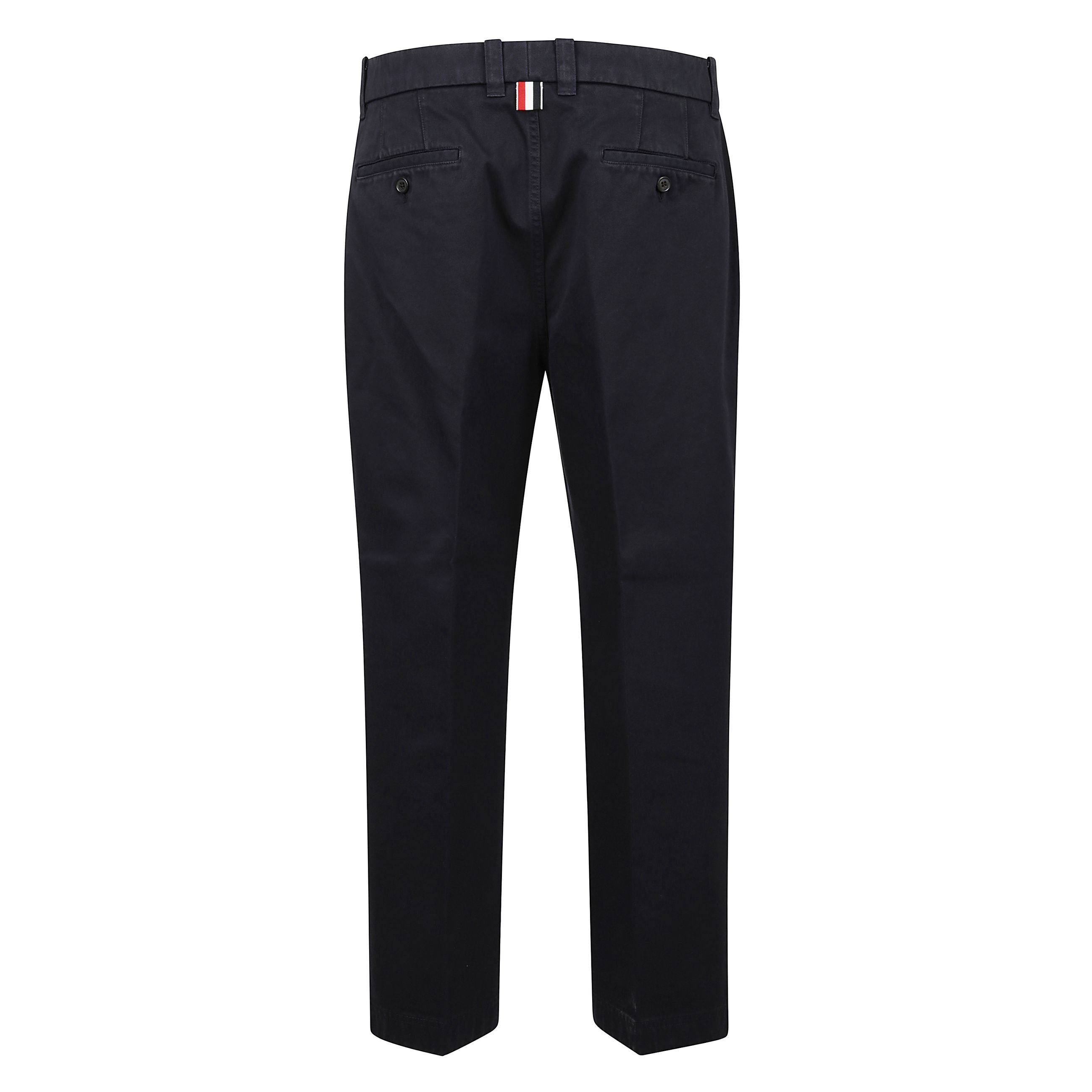 Un sofisticato pantalone con orlo accorciato che rende omaggio alla raffinata sartorialità di thom browne. tessuto di cotone traspirante è una celebrazione della stagione. chiusura anteriore della linguetta e tasche a filetto a bottoni sul retro.