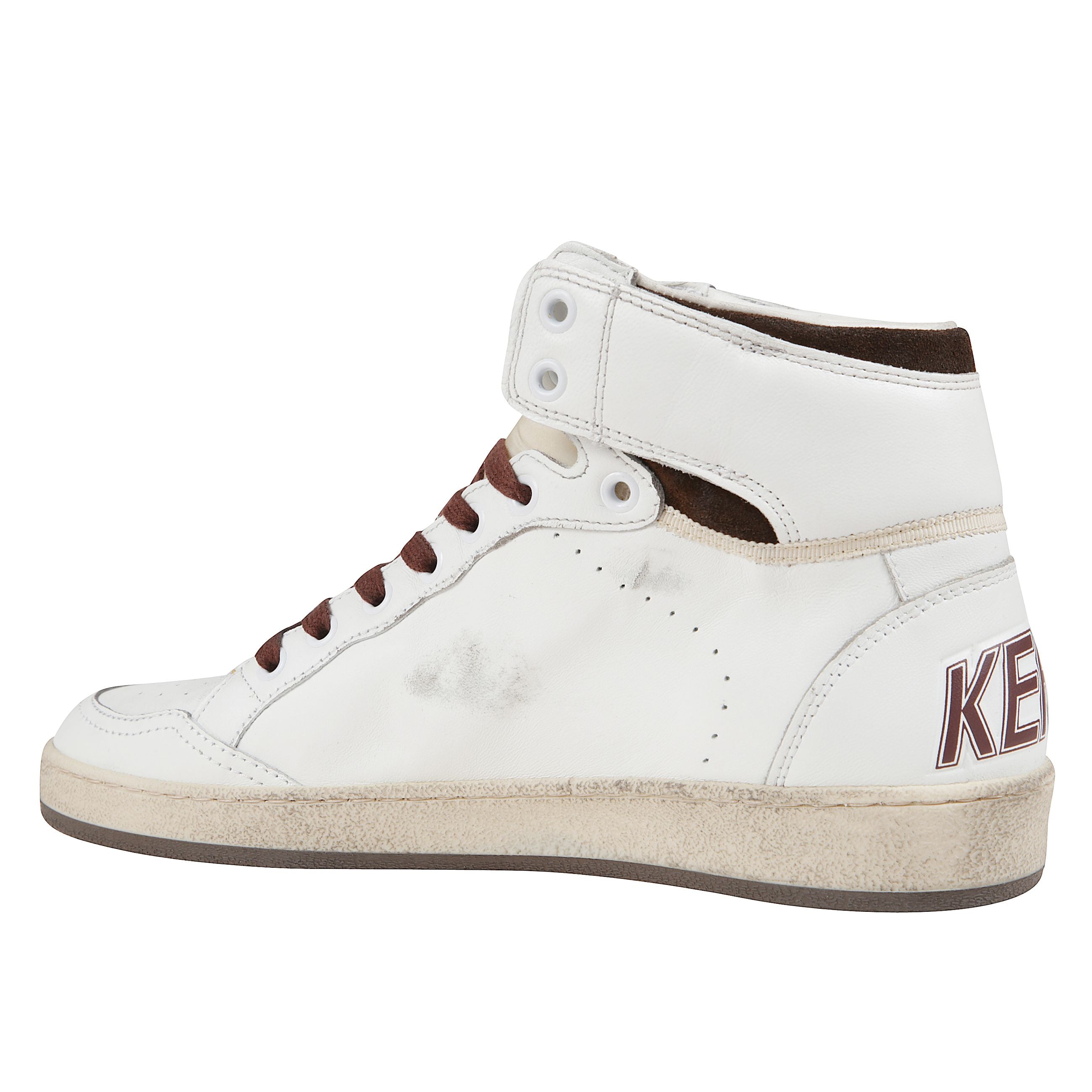 Sneakers high-top golden goose in nappa bianca con stella e inserti in suede color cioccolato. dettagli vintage, linguetta beige e lacci marroni. suola in gomma. realizzate a mano in italia.