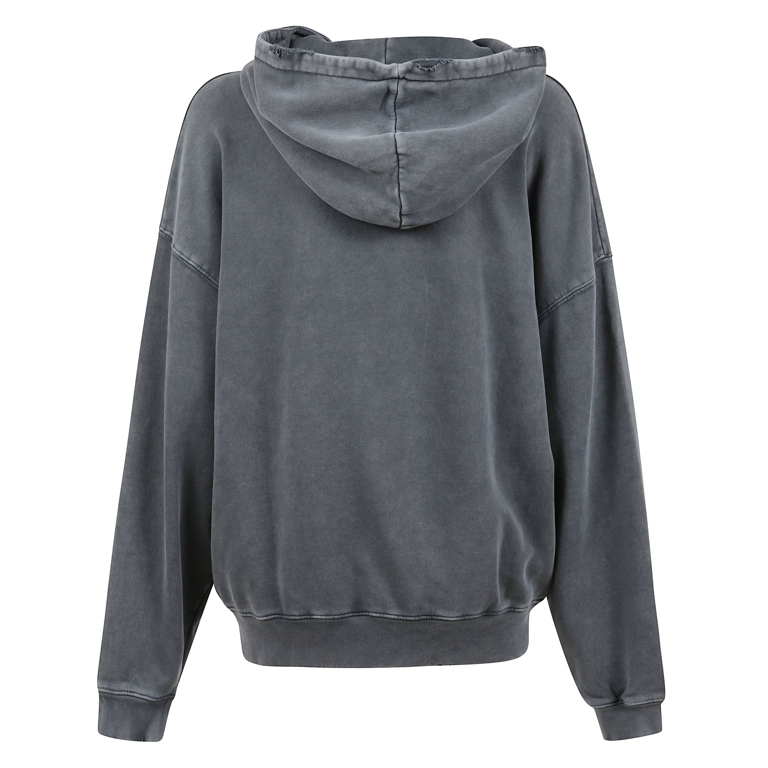 Felpa con cappuccio dallo spirito vintage e sportivo, ma reinterpretata in chiave contemporanea. realizzata in cotone felpato di medio peso, presenta una vestibilità con spalle cadute. i bordi leggermente usurati, la pratica tasca a marsupio e il logo st