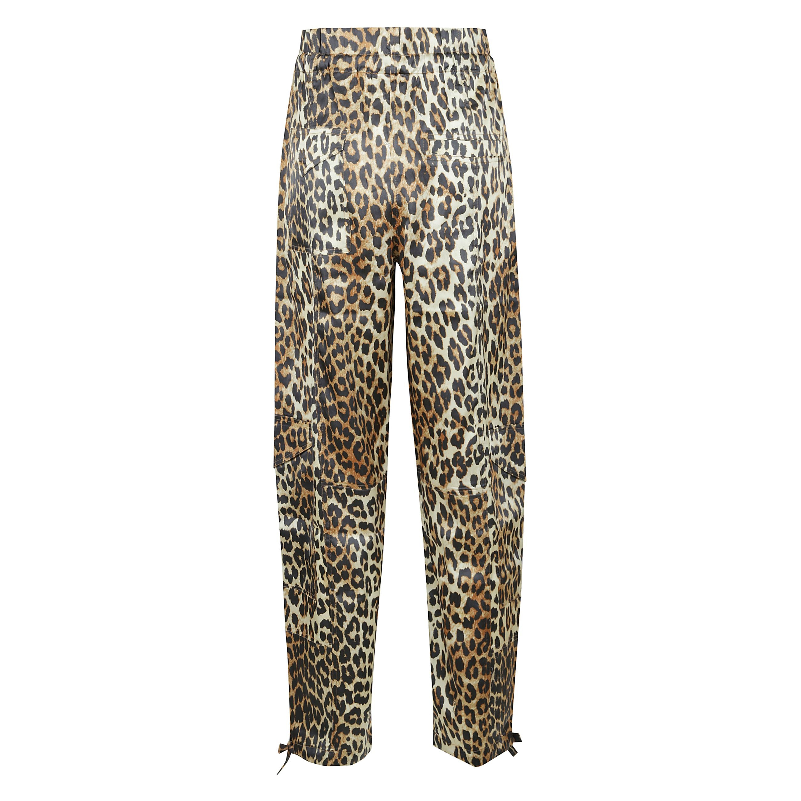Questi pantaloni in raso con stampa leopardata presentano una chiusura a coulisse in vita e alle caviglie, con tasche sui lati, davanti e dietro.
