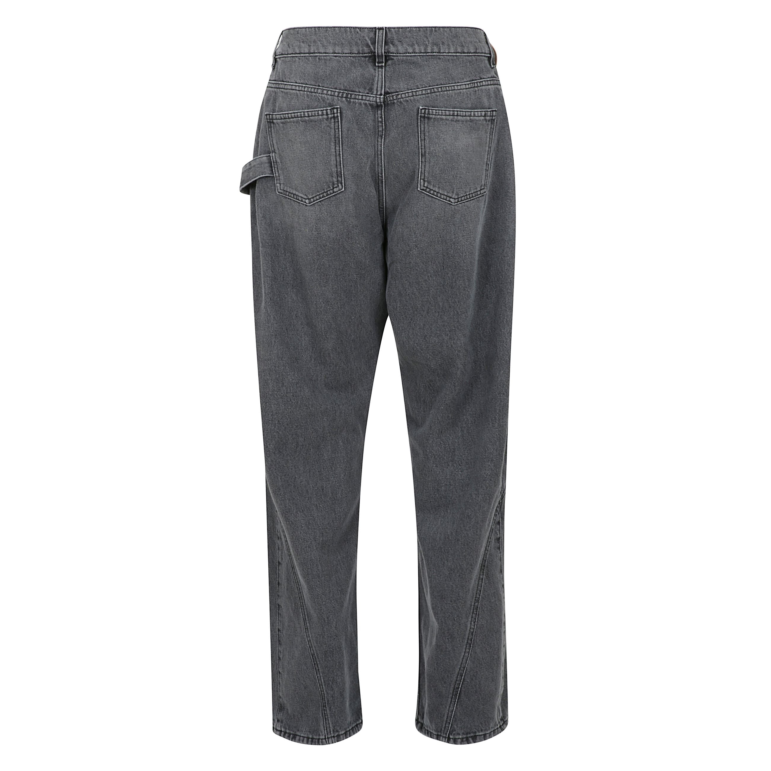 Pantaloni in denim grigio lavaggio stone ed effetto vissuto. vita alta, gamba larga. chiusura con zip e bottone. tasche a filetto, cuciture oblique a vista. dettaglio con disegno di ancora su tasca frontale. etichetta jw anderson in pelle sul retro della