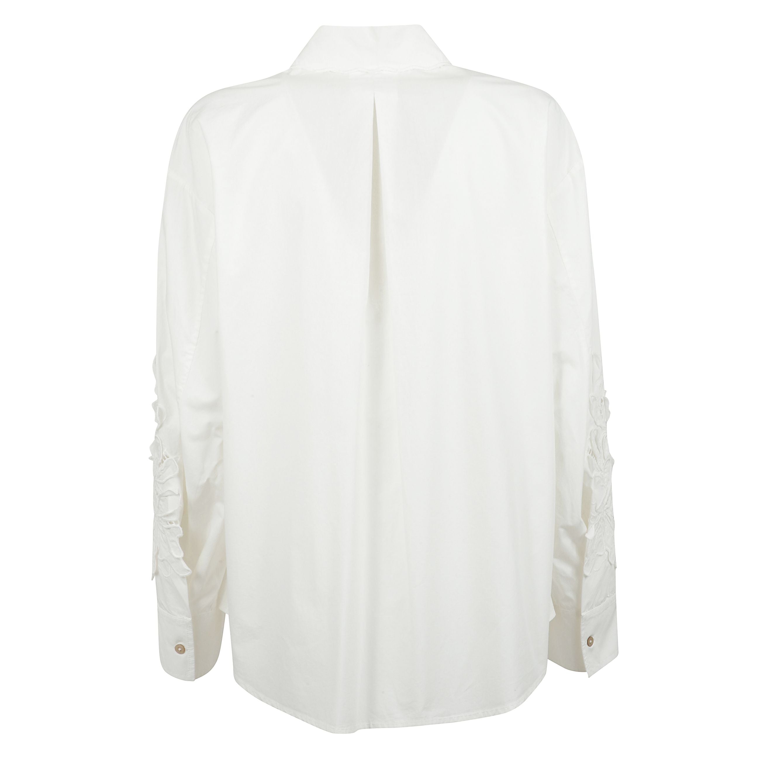 Camicia in cotone ricamato con una pregiata tecnica manuale: una pioggia di petali in popeline croccante di cotone viene intagliata sulle maniche, dando vita ad un affascinante motivo tridimensionale. il fit oversize della camicia in cotone ricamato è ad