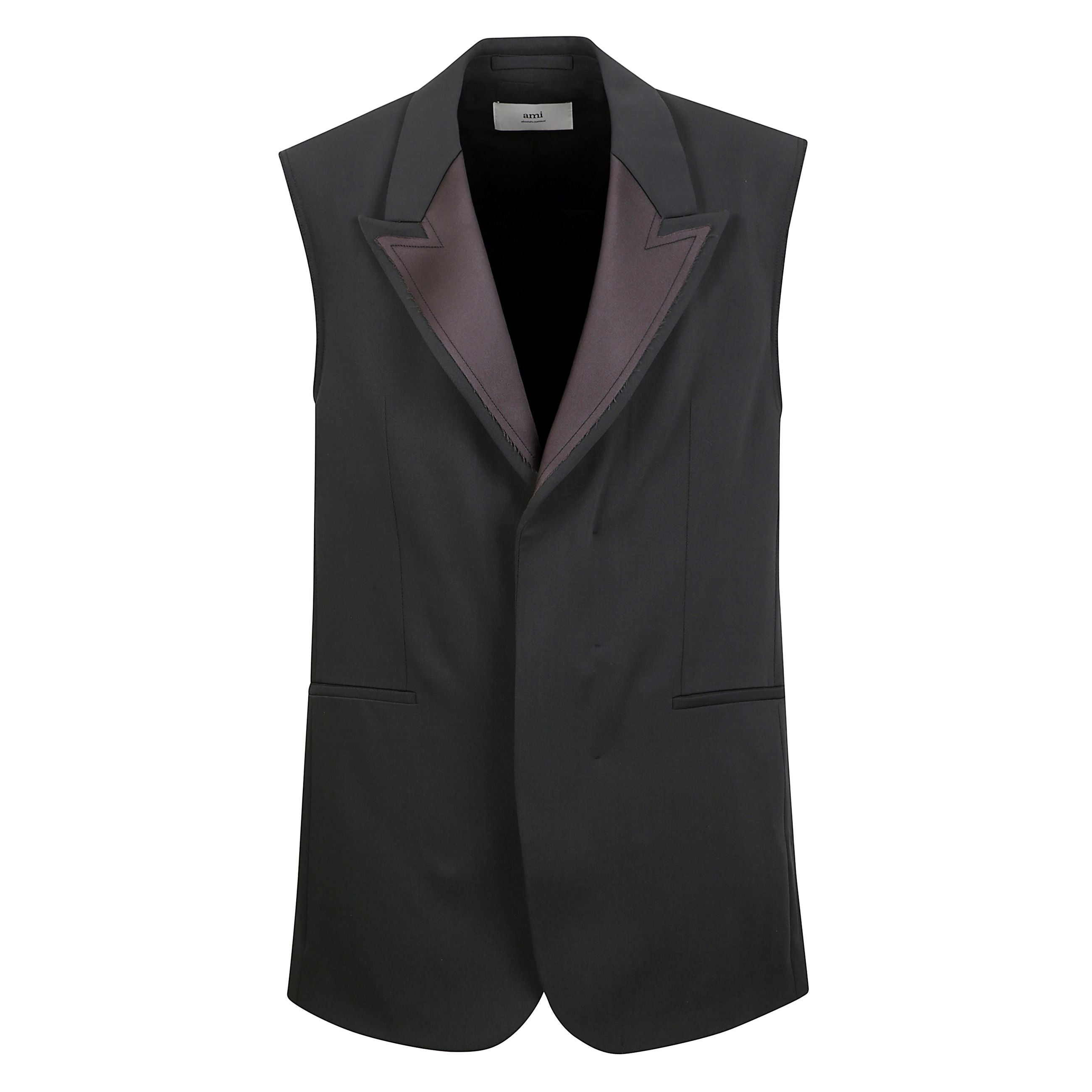 Gilet monopetto smanicato. bavero con inserto in satin. spalle scivolate e taglio dritto. chiusura frontale con abbottonatura nascosta. due tasche a filetto orizzontali frontali.