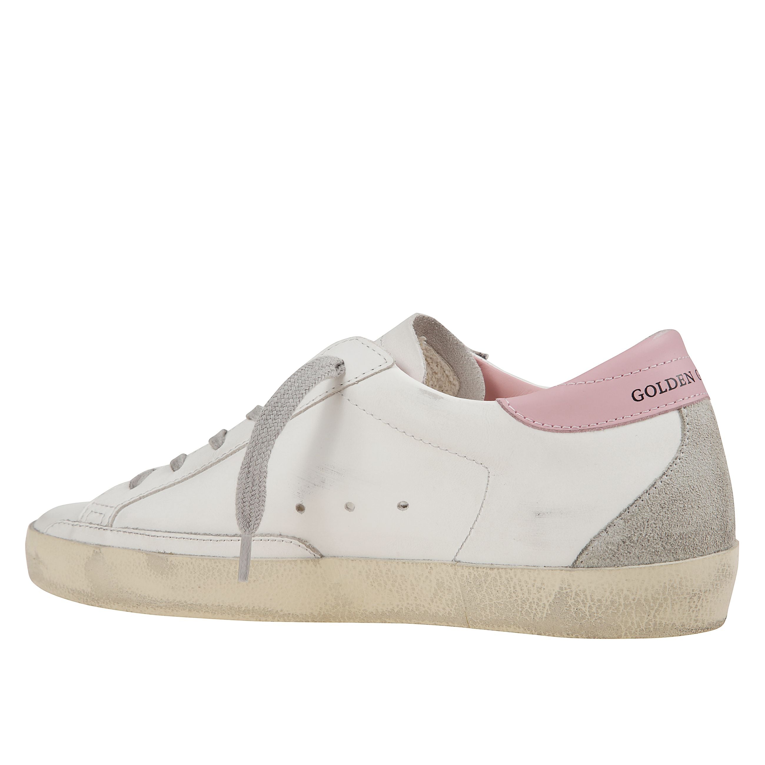 Sneaker in pelle bianca con trattamento vintage. suola in gomma e lacci in tinta grigio ghiaccio. stella in suede grigio ghiaccio sul lato. talloncino in pelle rosa con inserto con firma golden goose.