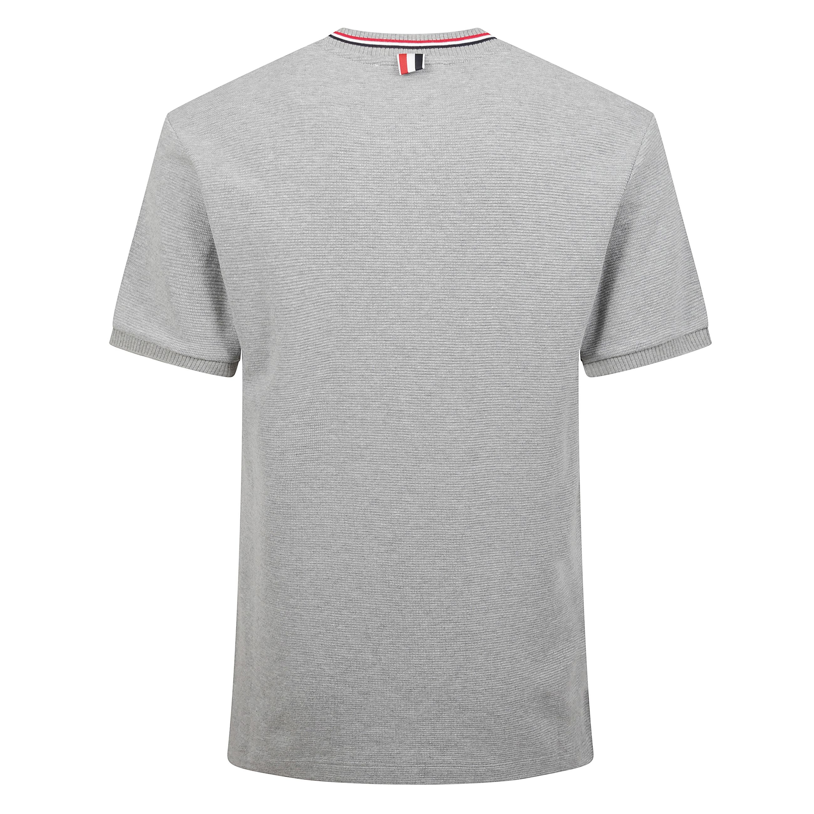 T-shirt in cotone a maniche corte. girocollo. maniche con orlo a costine. etichetta con firma thom browne vicino all'orlo frontale. passante in grosgrain a righe sul retro.