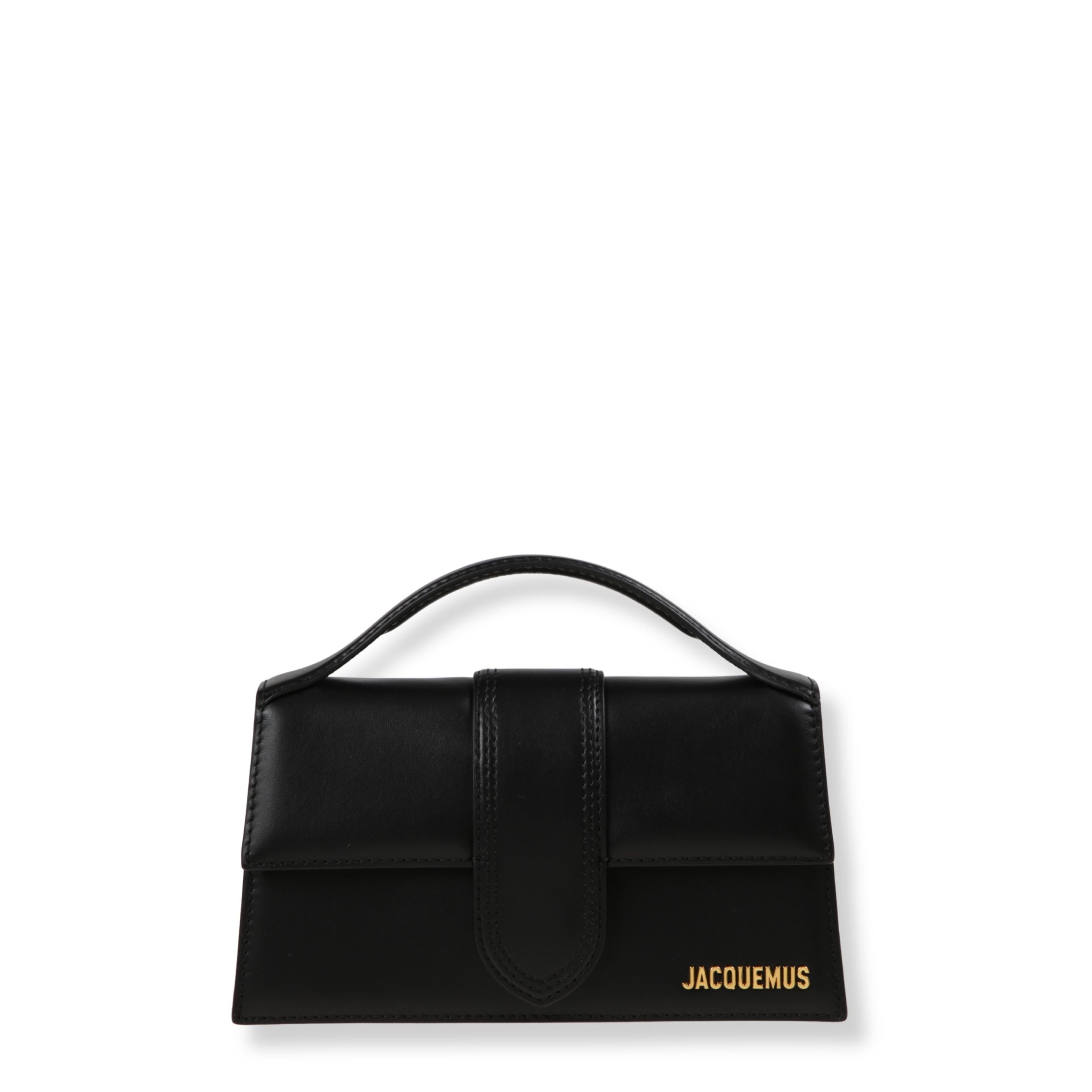 Le grand bambino jacquemus. struttura rigida in pelle liscia. chiusura frontale con patta e fibbia. manico arcuato. dotata di tracolla regolabile removibile.