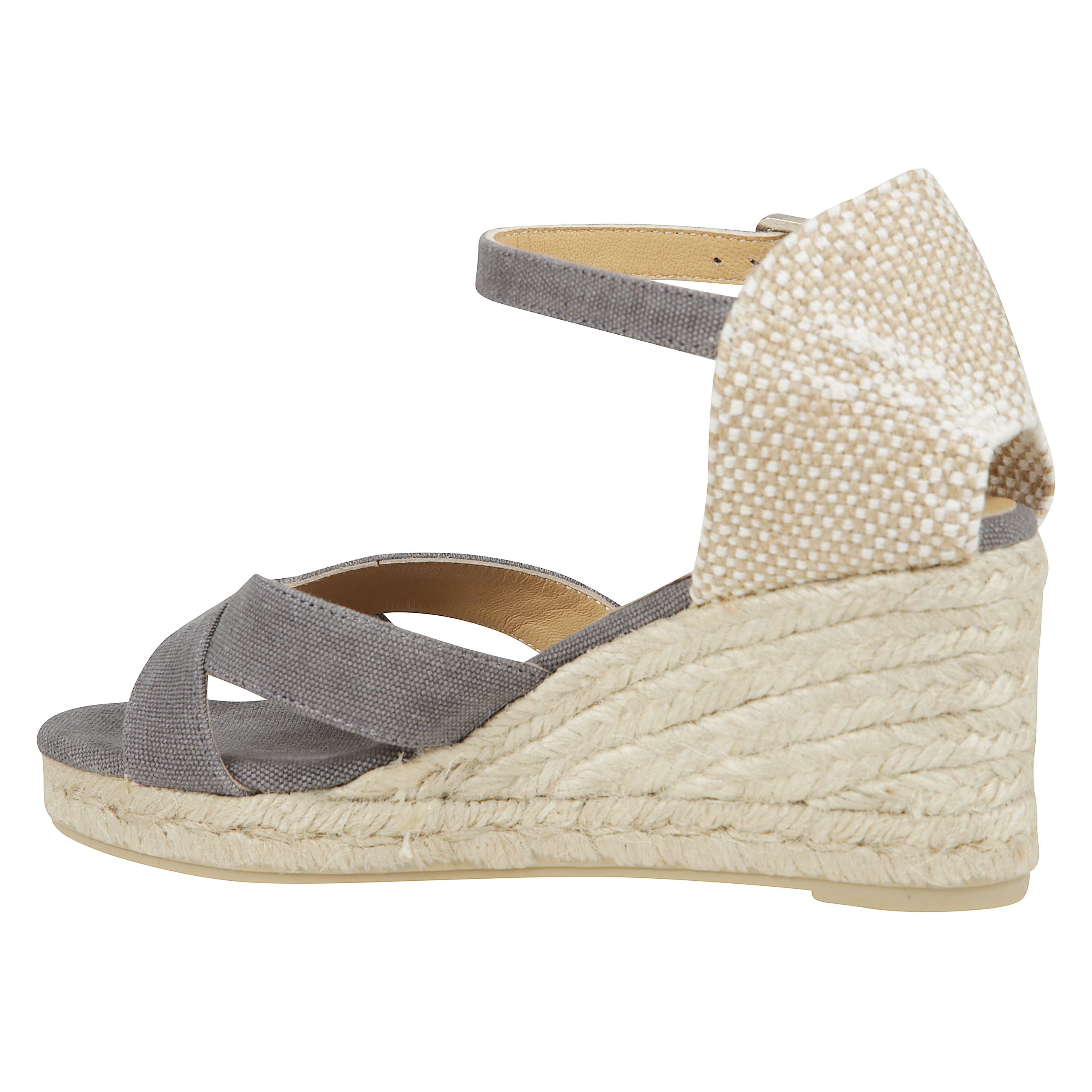 Sandalo bruna in cotone organico con chiusura a cinturino, soletta imbottita e scollo a v. zeppa in juta di 7 cm.