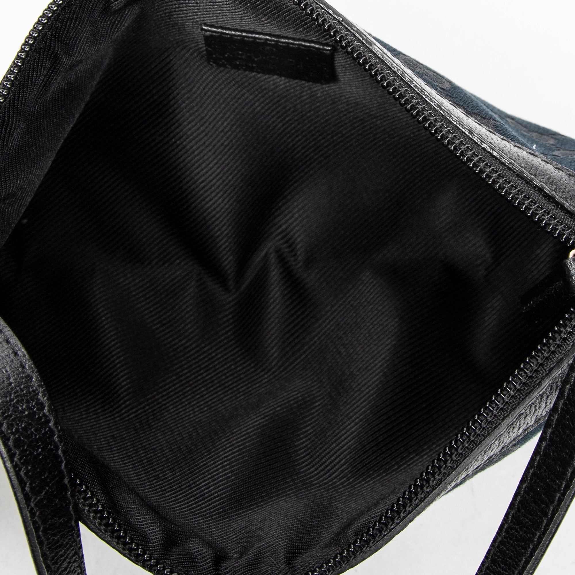D-Ring Zip Pochette