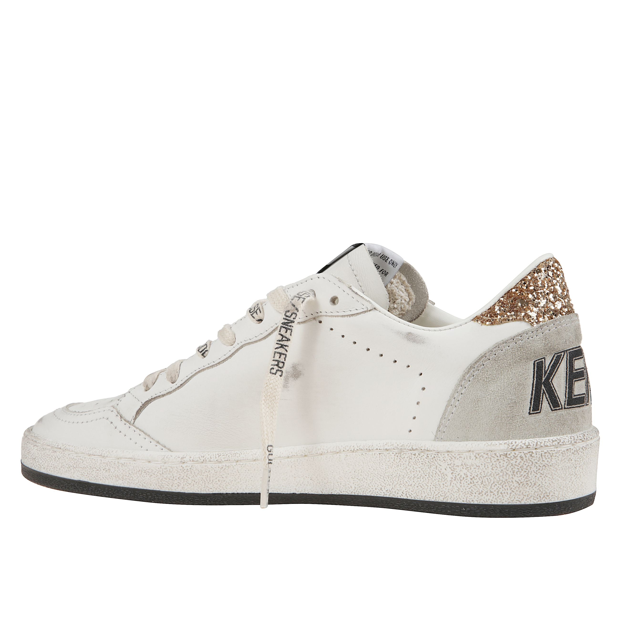 Sneaker in pelle effetto usato con punta traforata e suola in gomma nera. inserti laterali in tessuto glitterato a forma di stella. talloncino coordinato in tessuto glitterato. linguetta in pelle con etichetta logata. inserti in suede sul retro con logo s