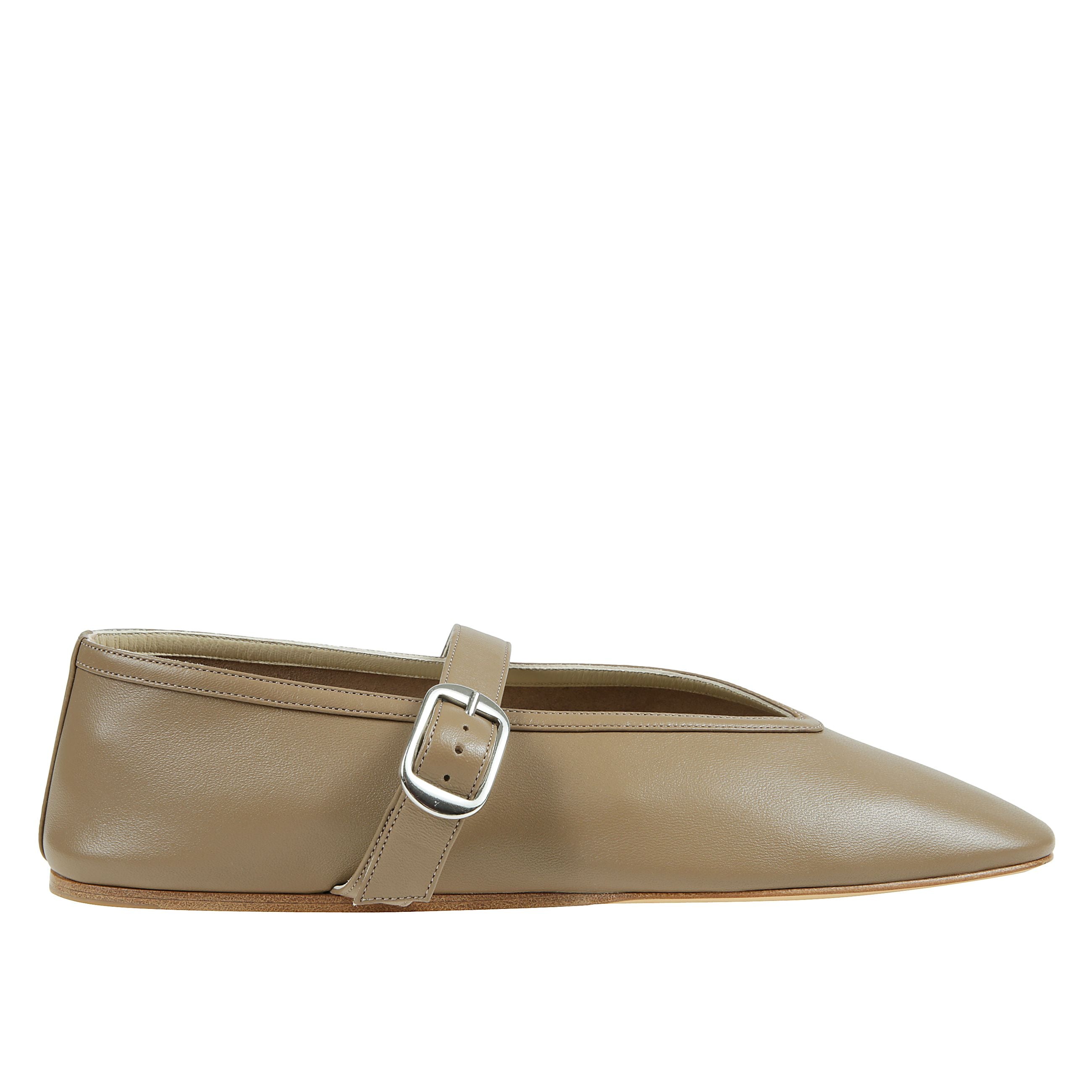 Le ballerine stella in pelle di le monde beryl sono un perfetto equilibrio tra eleganza e comfort. la suola piatta garantisce una camminata comoda, mentre la punta smussata conferisce un design raffinato e delicato. la chiusura superiore con cinturino reg