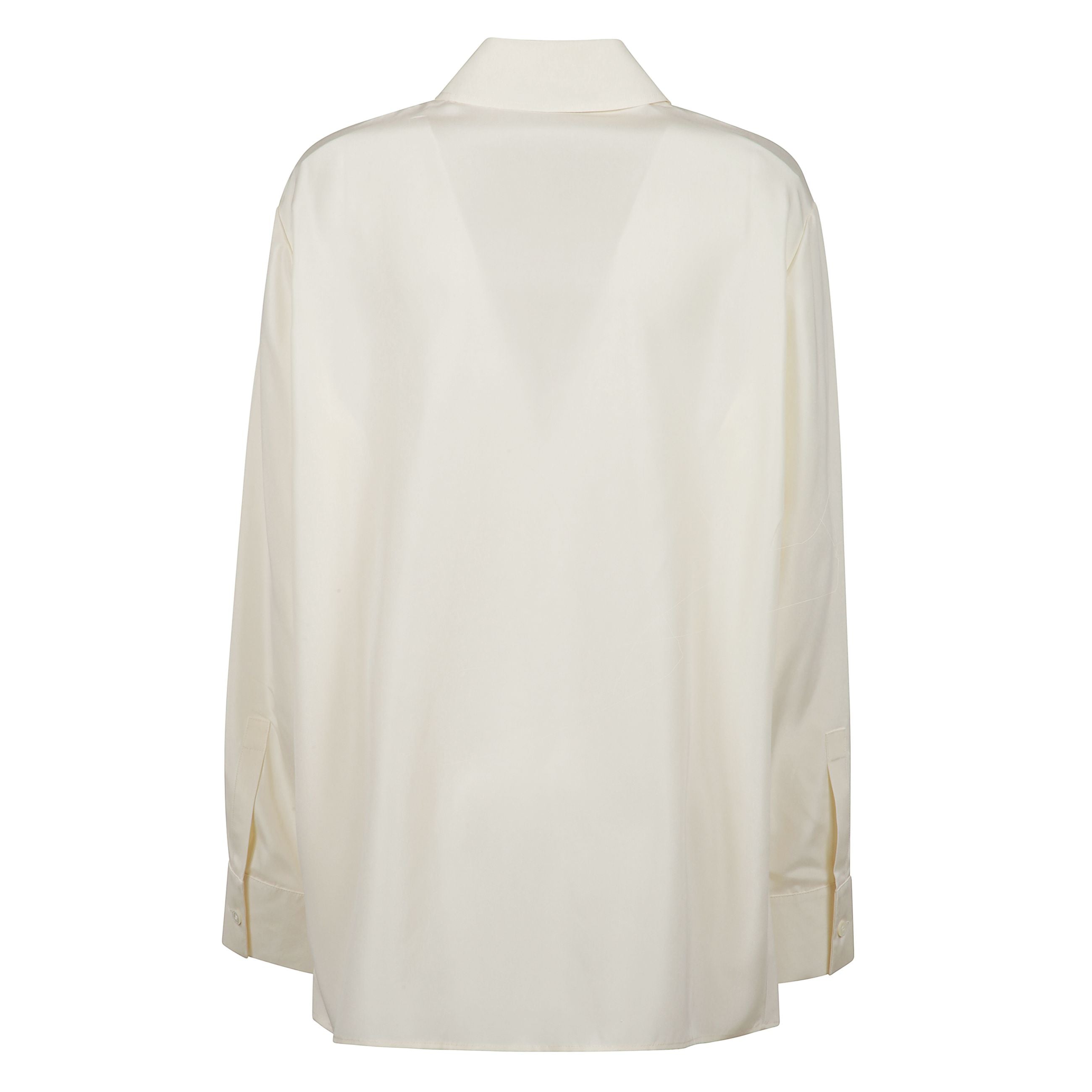 Camicia in seta lavata con un colletto affilato e spalle leggermente cadenti