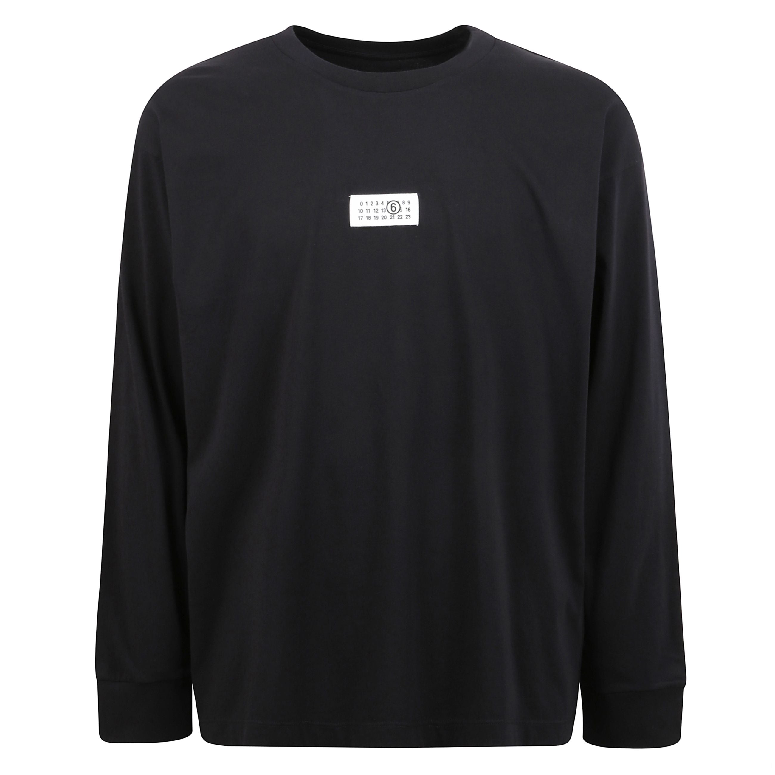 Maglia a maniche lunghe con girocollo rotondo e linea spalle abbassata. oversize fit. etichetta con logo numerico del brand maison margiela sul davanti.