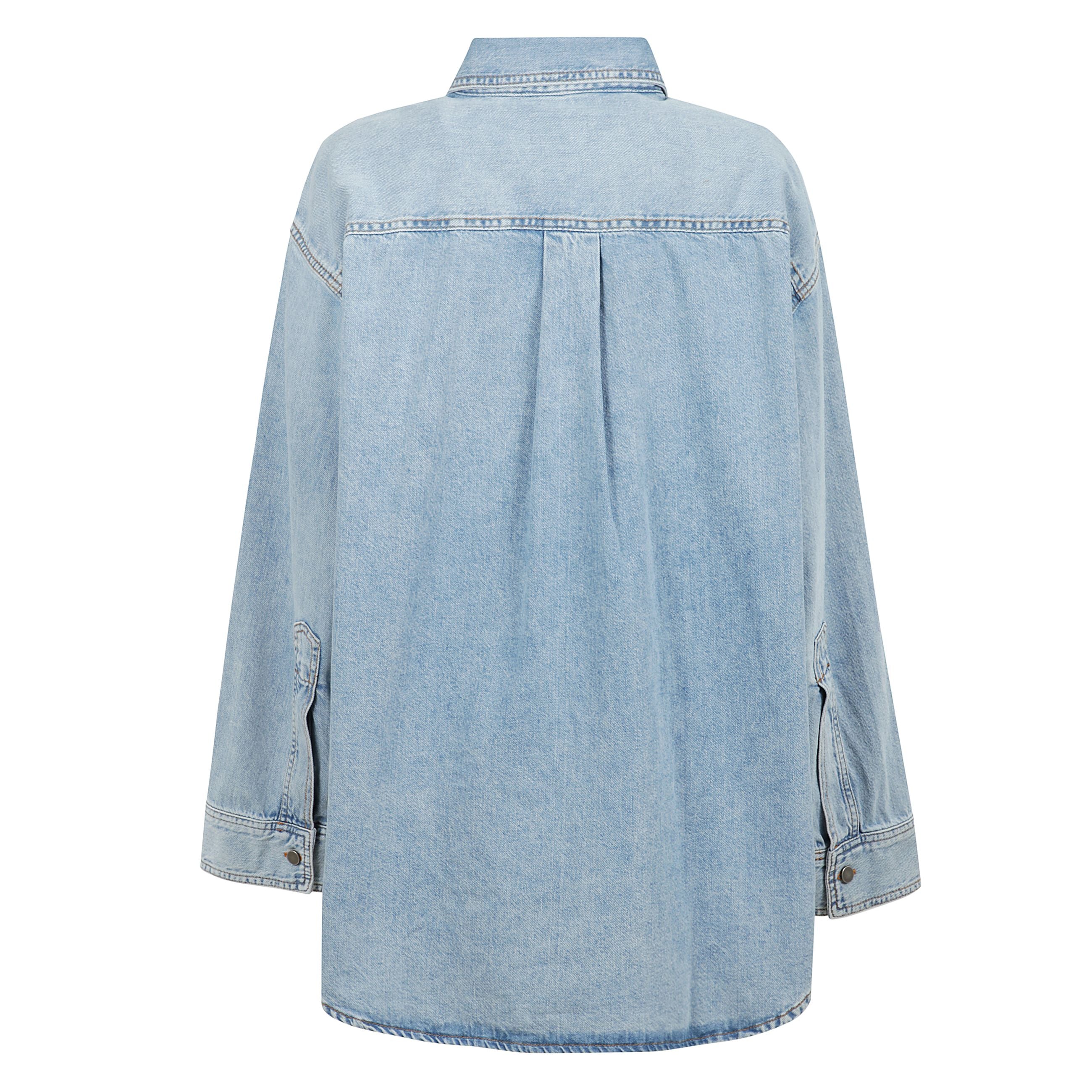 Camicia oversize ofelia realizzata in denim di cotone color azzurro. caratterizzata da colletto classico, chiusura frontale con bottoni metallici, maniche lunghe con polsini abbottonati e fondo arrotondato.