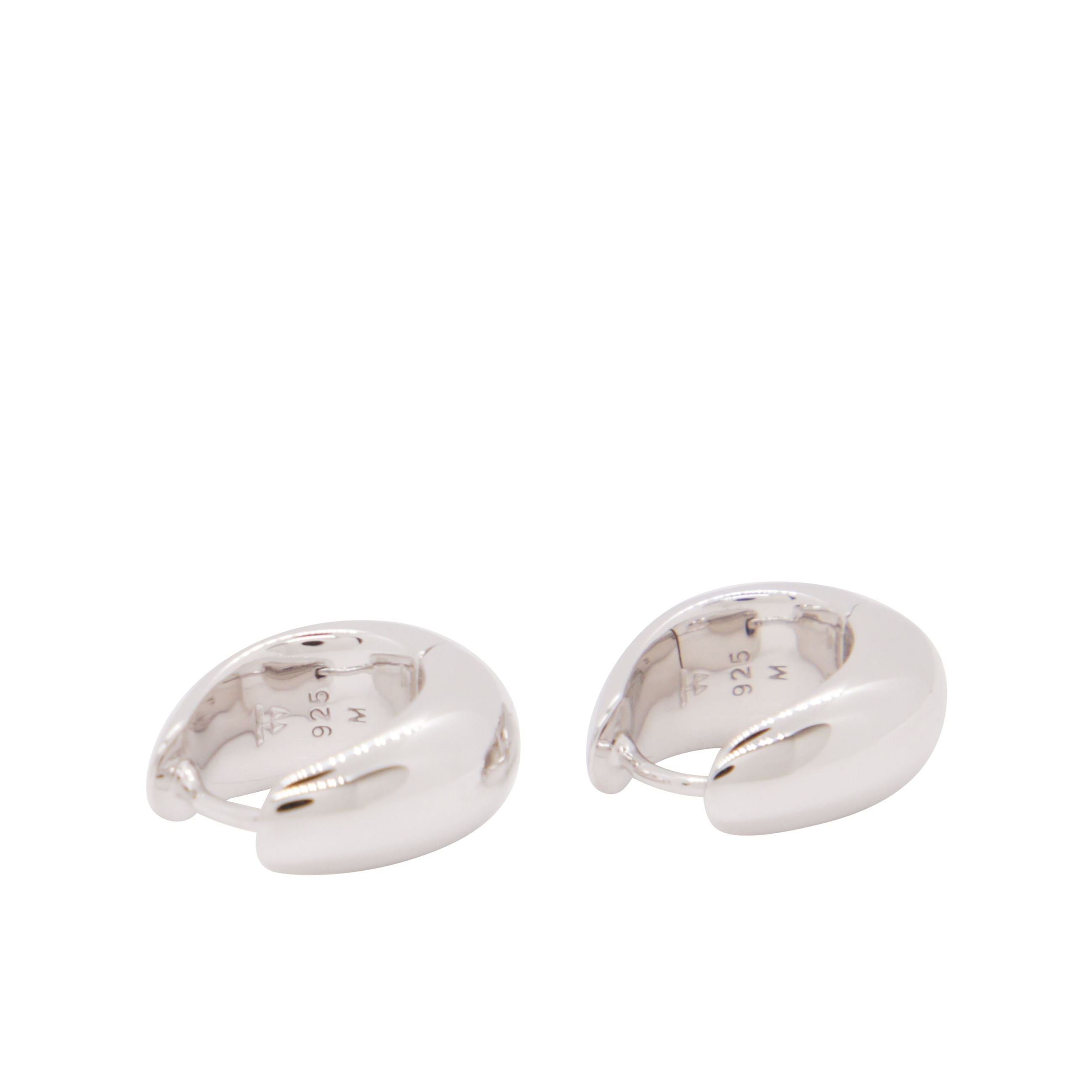 Un paio di orecchini a cerchio audaci e moderni.