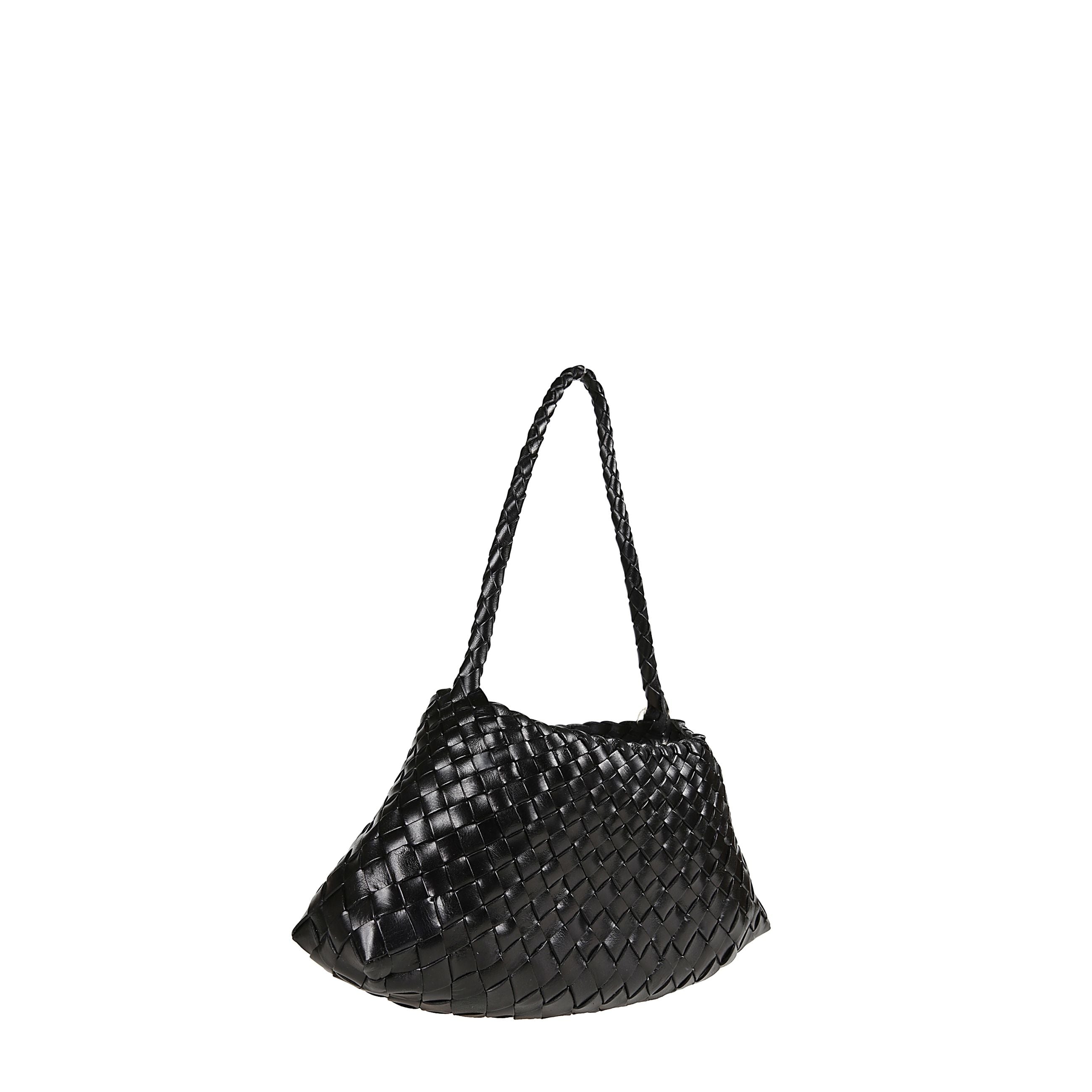 Rosanna mini di dragon diffusion. borsa a spalla con corpo a baguette. design in pelle intrecciata a mano. manici superiori in pelle intrecciata.