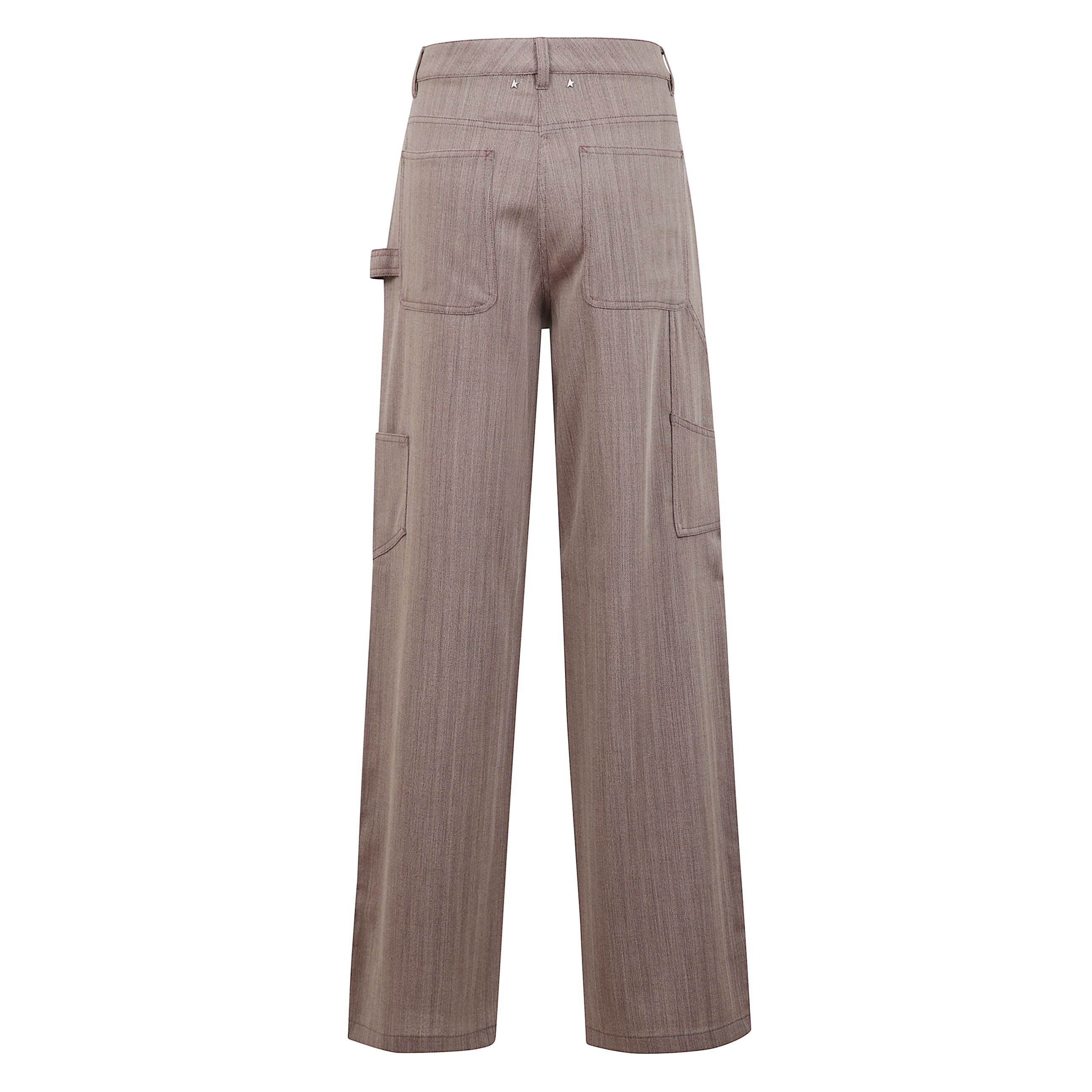 Pantalone in misto lana marrone chiaro con tasche frontali e passante laterale. presenta doppia stellina decorativa sul retro. vestibilità relaxed e micro chevron. realizzato con fodera interna in cotone.