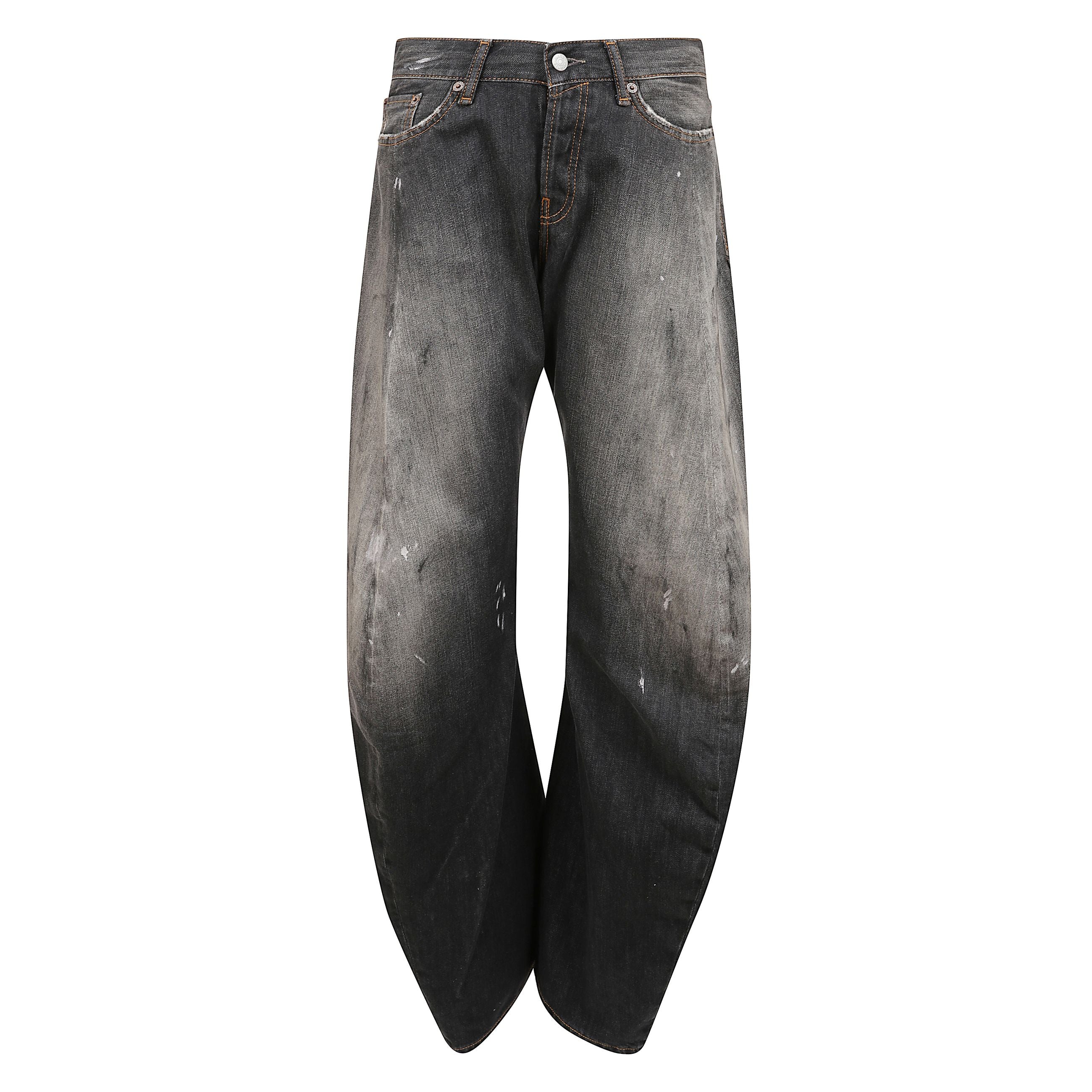 Jeans in denim scuro rigido. vita bassa e taglio a gamba larga. costruzione a cinque tasche e chiusura con bottone e zip. effetto sporco con dettagli di macchie dipinte.