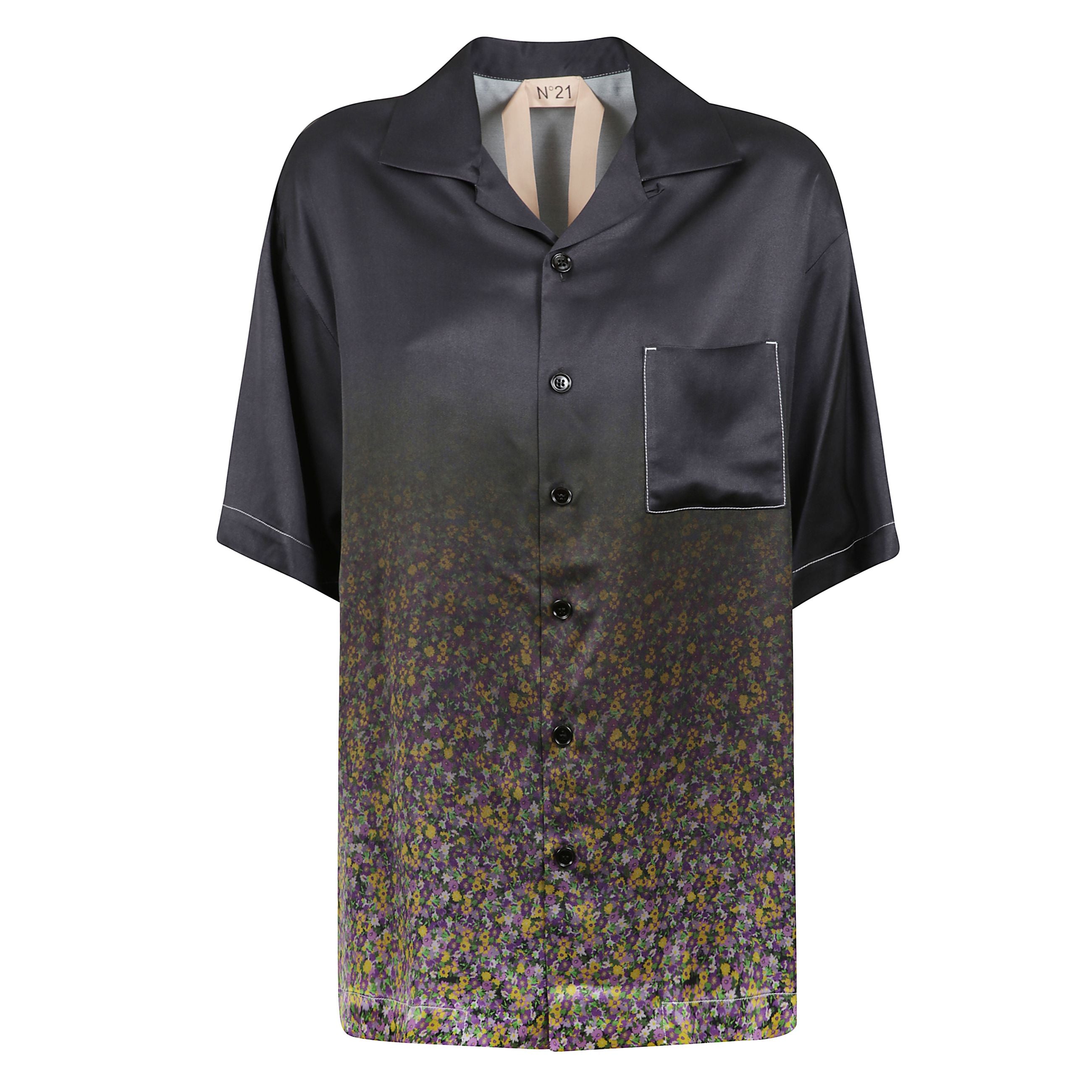 Camicia a maniche corte firmata n°21 realizzata in raso con una sofisticata stampa floreale sfumata, il colletto bowling, la chiusura frontale a bottoni e il dettaglio della tasca applicata sul petto rifinita con cuciture a contrasto.