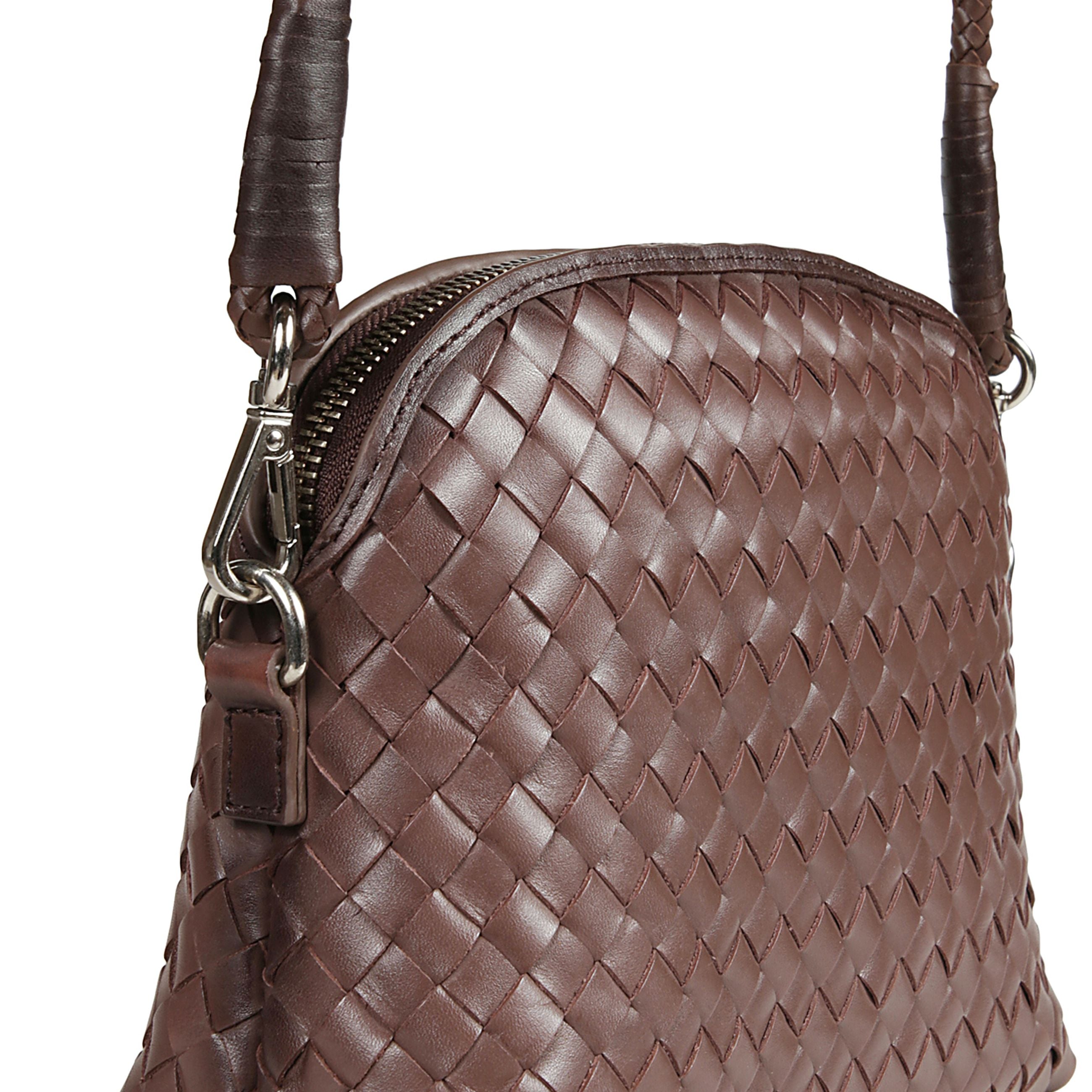 Borsa a tracolla chunky fellini di dragon diffusion. corpo in pelle, intrecciata a mano. chiusura superiore con zip. tracolla in pelle intrecciata.