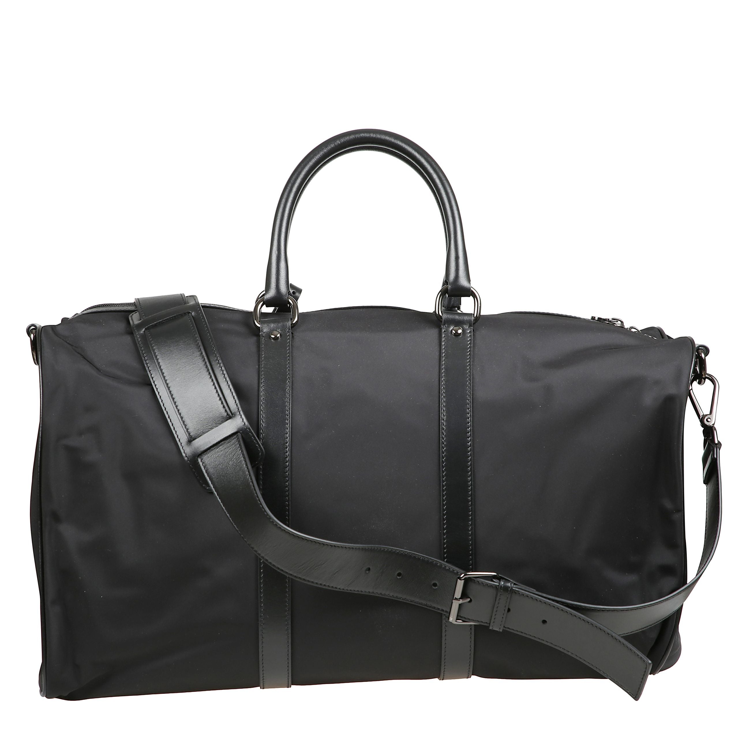 Borsone "gym" realizzato in nylon arricchito da inserti in pelle. questo modello offre una struttura tubolare, manici in pelle e la tracolla a nastro regolabile impreziosita dal logo assicurano un trasporto comodo e raffinato, apertura principale a zip e