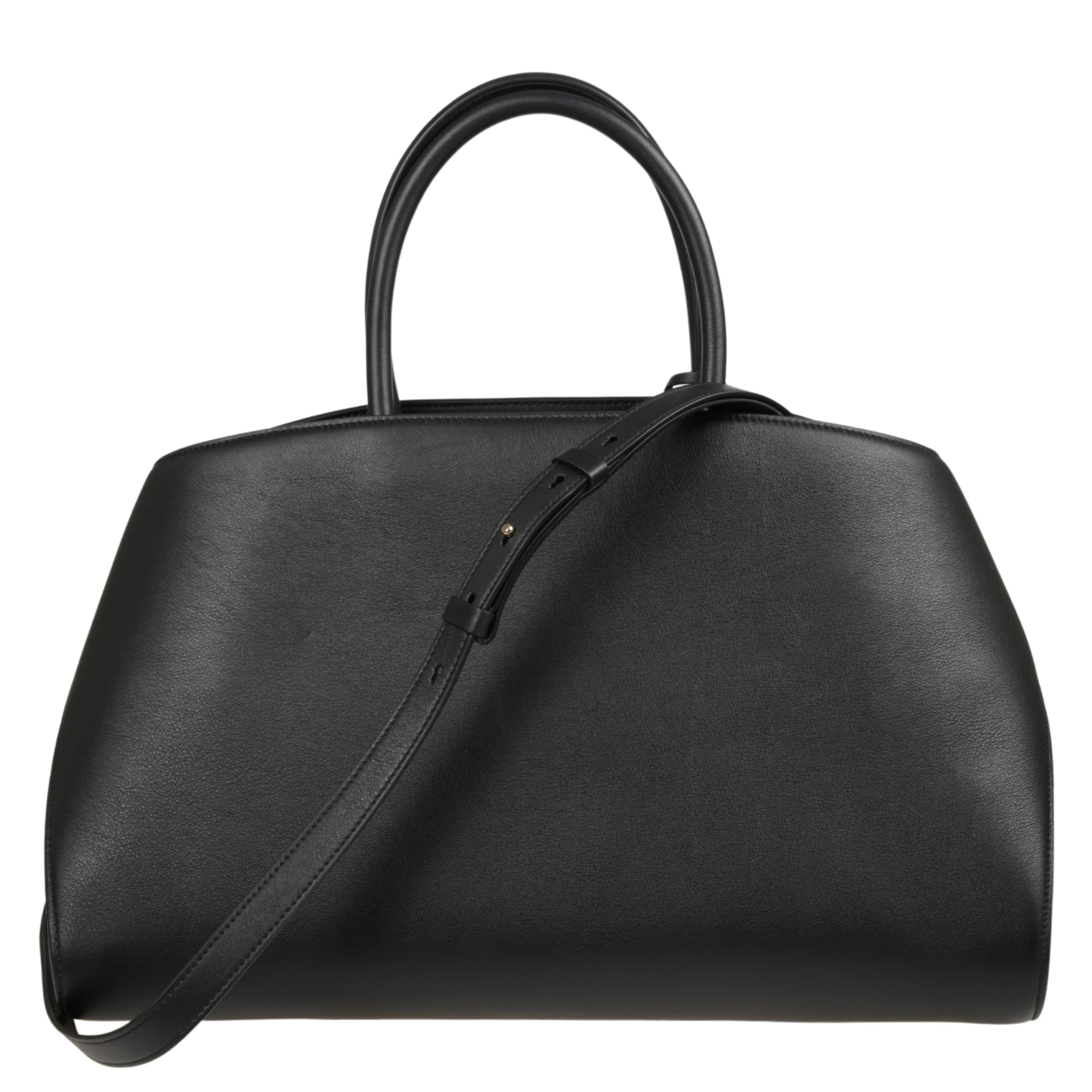 Nuova top handle dall'ispirazione retrò, con struttura morbida e quadranti realizzati in vitello dalla grana naturale. ampia e capiente, presenta una speciale costruzione con retro asimmetrico che abbraccia i soffietti laterali e si allaccia con fibbie g