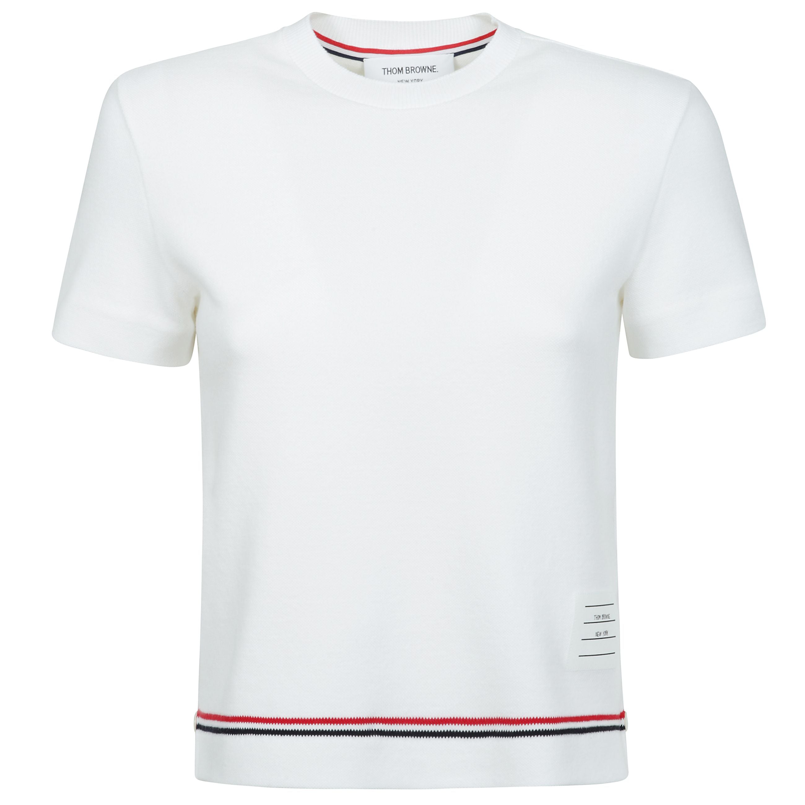 La t-shirt di thom browne presenta un design distintivo e raffinato, caratterizzato da un girocollo a costine che conferisce un tocco elegante e comodo. i due spacchetti laterali con bottoni e i due spacchetti sulle maniche con bottoni aggiungono un eleme