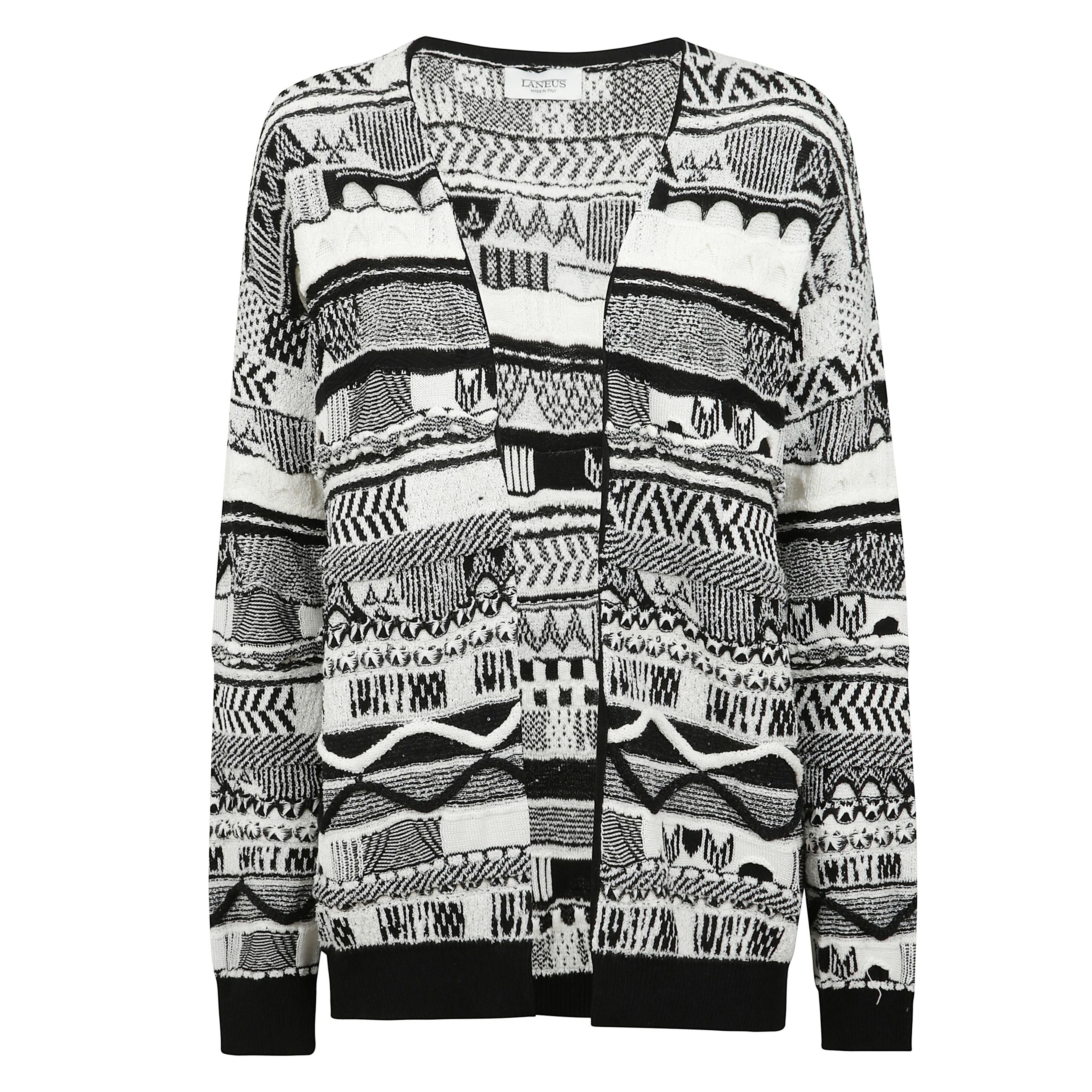 Cardigan che presenta una silhouette boxy con chiusura frontale senza bottoni.