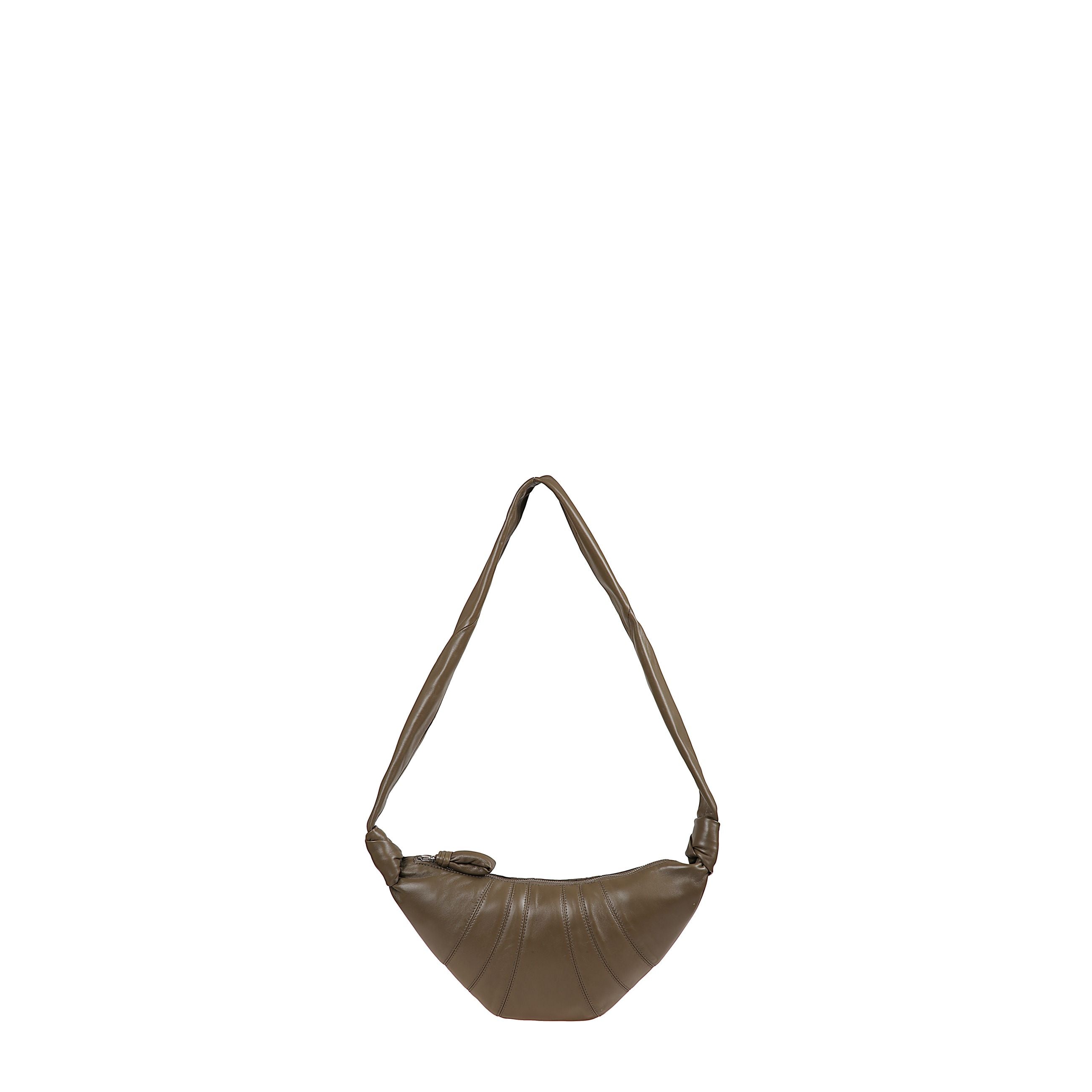 Borsa lemaire croissant in pelle di agnello nappa, con pannelli cuciti a vista, tirazip ad anello e dettaglio nodo laterale. piccola, versatile, perfetta per smartphone e accessori, da portare a spalla o a tracolla.