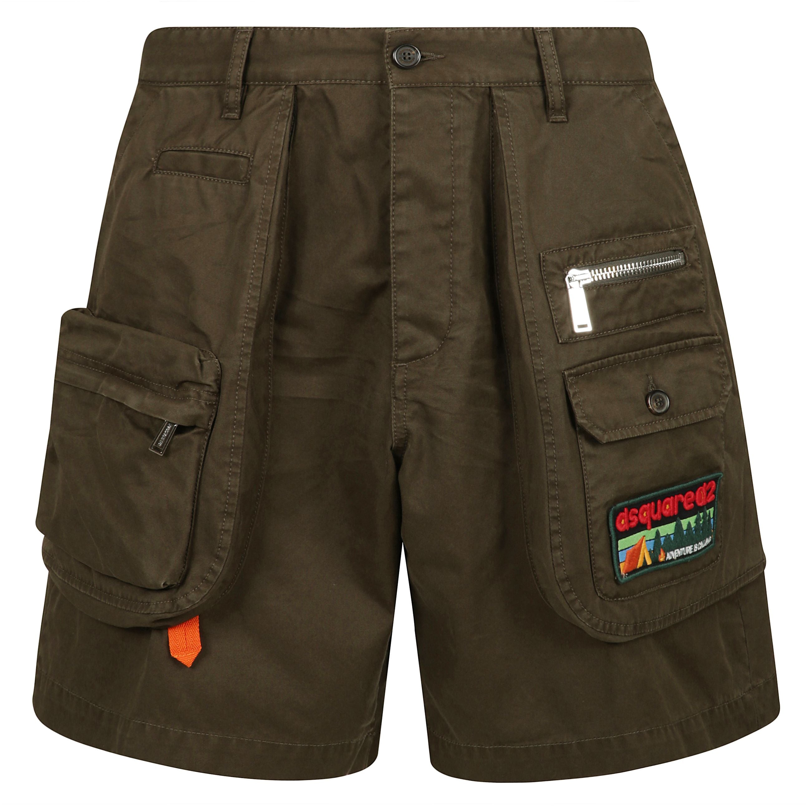 Questi esclusivi bermuda cargo firmati dsquared2 combinano stile contemporaneo e funzionalità , perfetti per chi ama un look casual ma ricercato. realizzati in resistente cotone premium, garantiscono comfort e vestibilità impeccabile.
il design ispirato